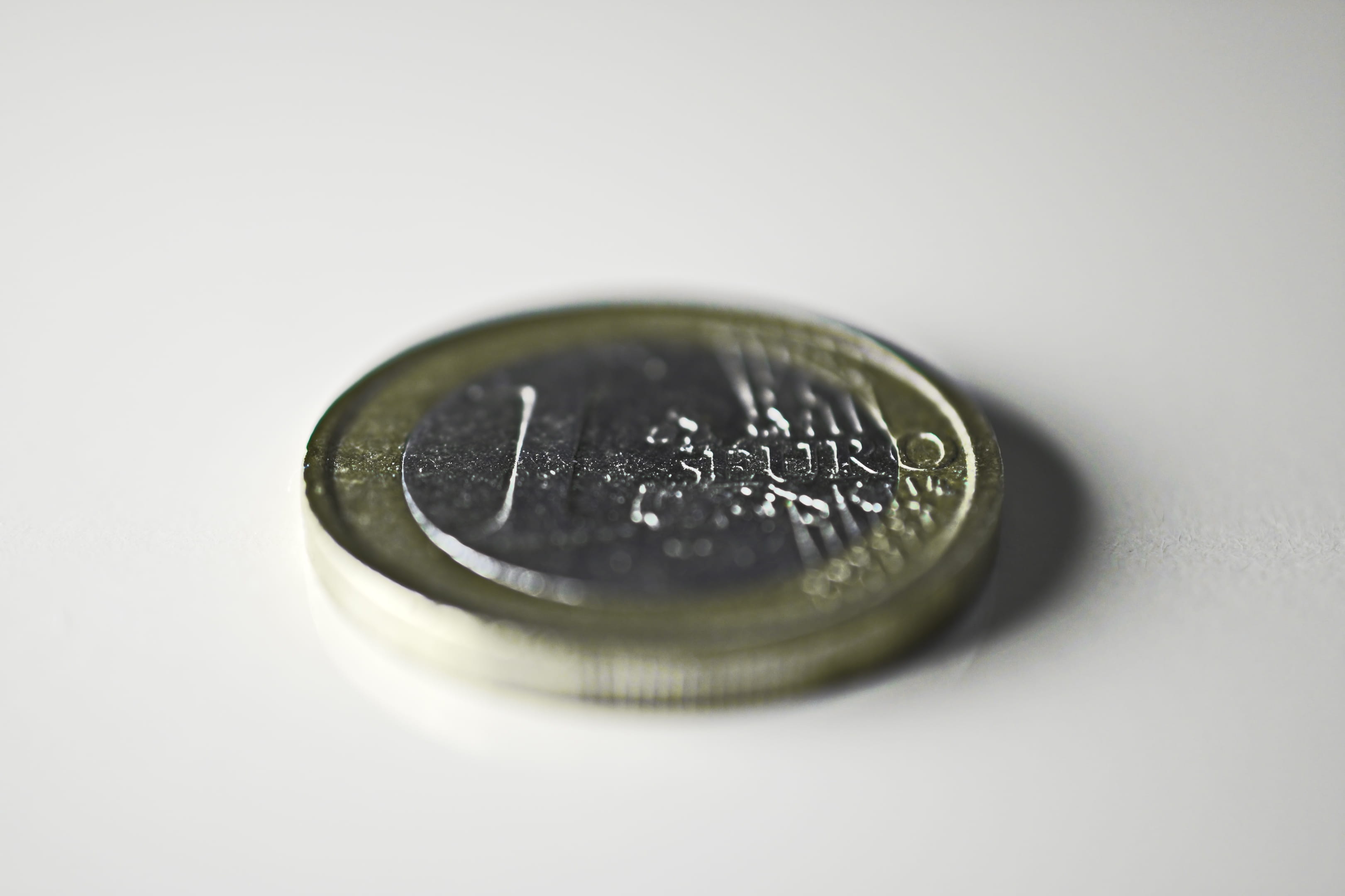 selective focus, loose change, colored, white background, metal, geometric shape, luxury, 2K, business, currency, indoors, shape, gold, silver colored, HD Wallpaper