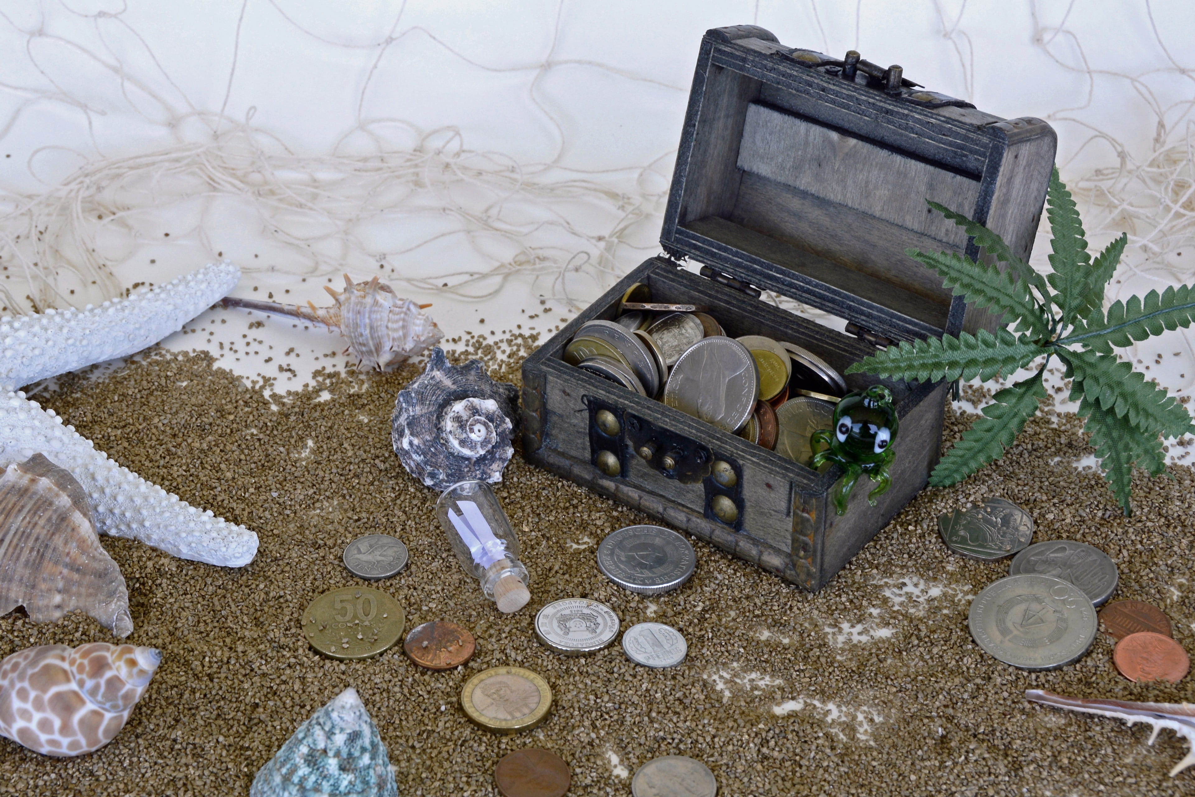 close-up, old, land, collection, symbol, savings, message in a bottle, treasure chest, obsolete, beach, fishing net, plant, 4K, loose change, nature, large group of objects, HD Wallpaper