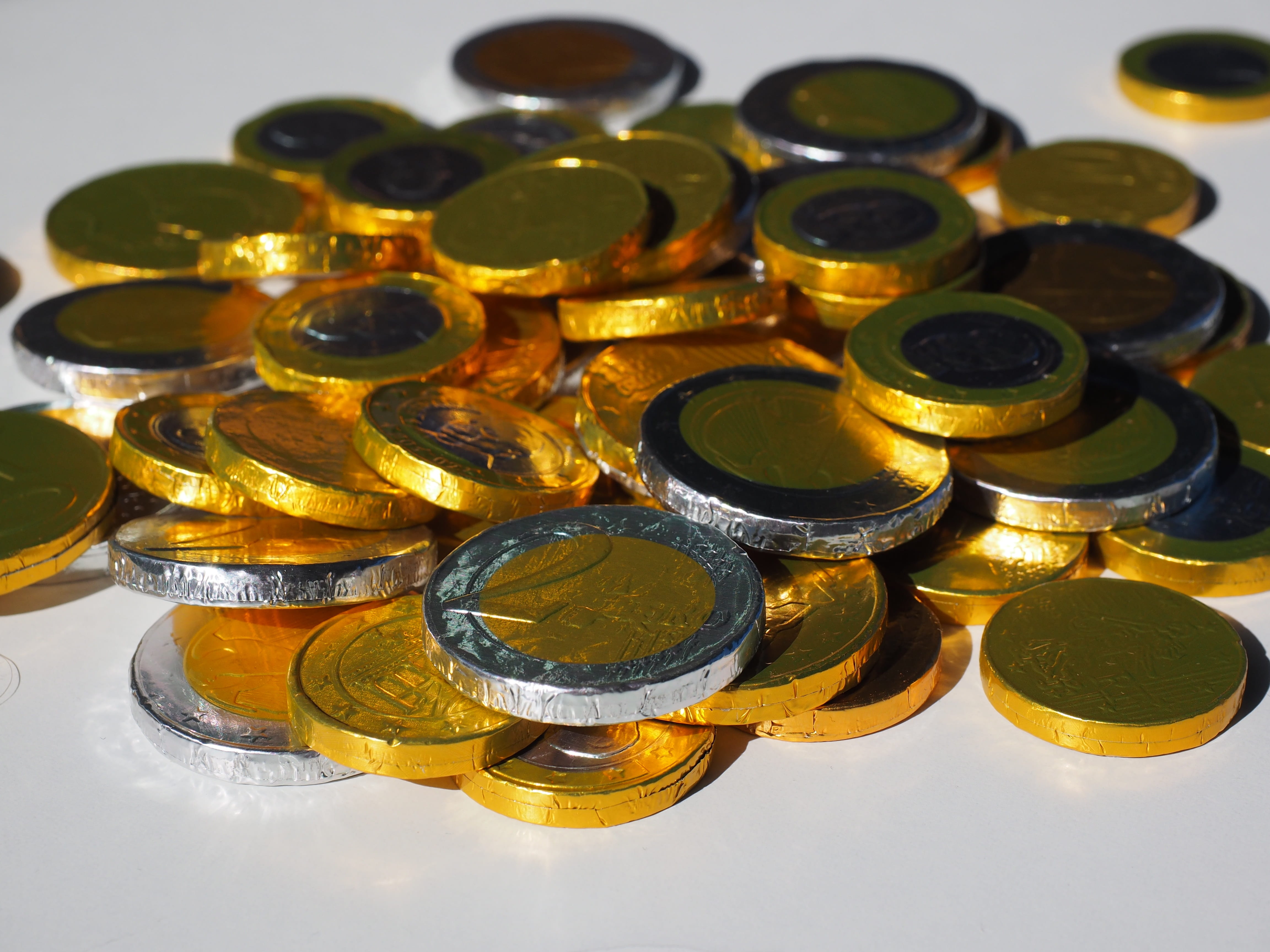abundance, white background, wealth, metal, money, 4K, large group of objects, arrangement, silver, indoors, savings, euro, gold colored, chocolate coins, HD Wallpaper