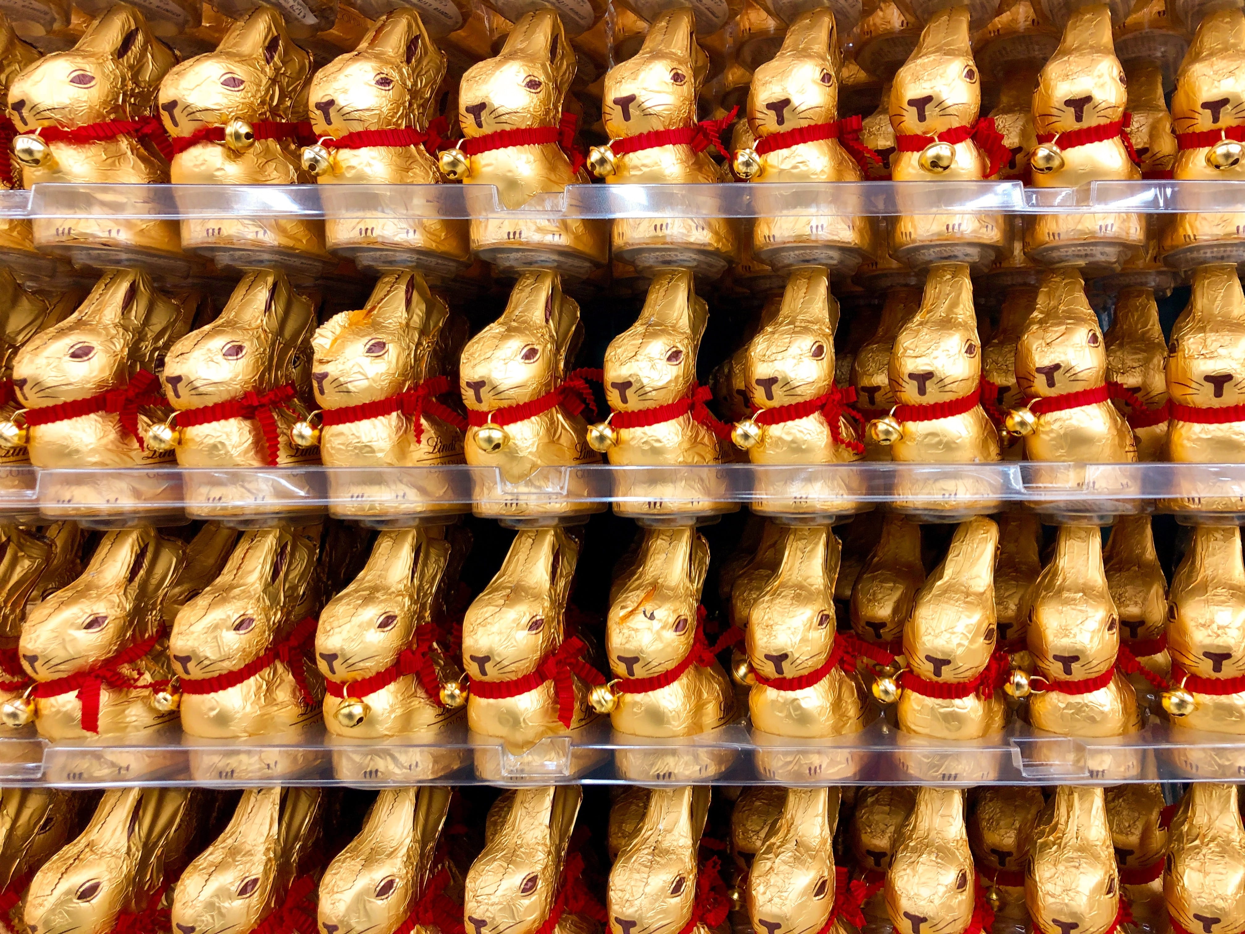 consumerism, food and drink, glass - material, variation, indoors, shelf, choice, shopping, gold, retail, retail display, freshness, display, rabbit, for sale, HD Wallpaper