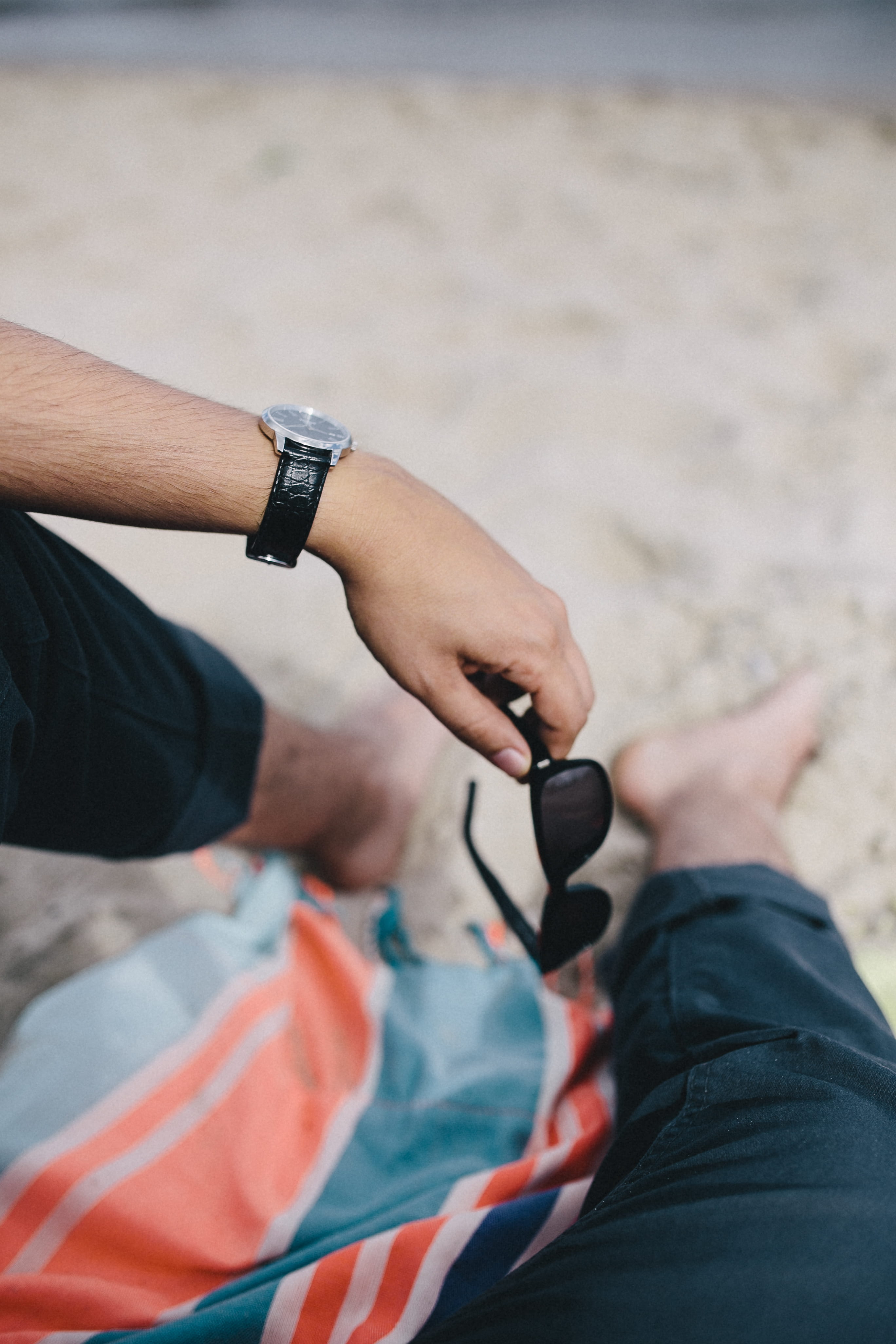 holidays, sunglasess, day, human body part, sea, sport, together, time, 4K, leisure activity, beach, real people, one man only, watch, human Hand, caucasian Ethnicity, Phone HD Wallpaper