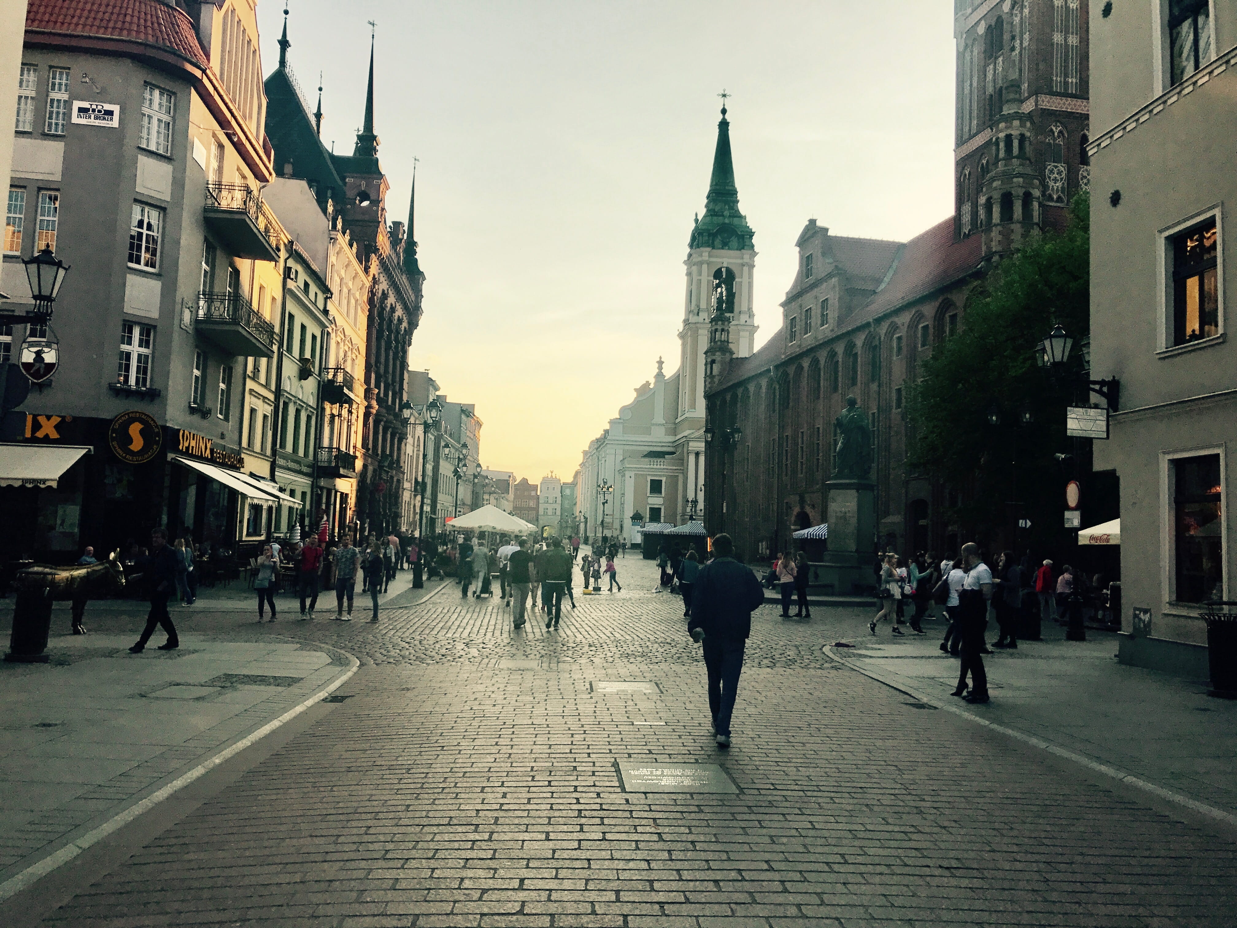 4K, transportation, walking, large group of people, street, adult, town, building exterior, building, toruń, people, built structure, women, cobblestone, HD Wallpaper