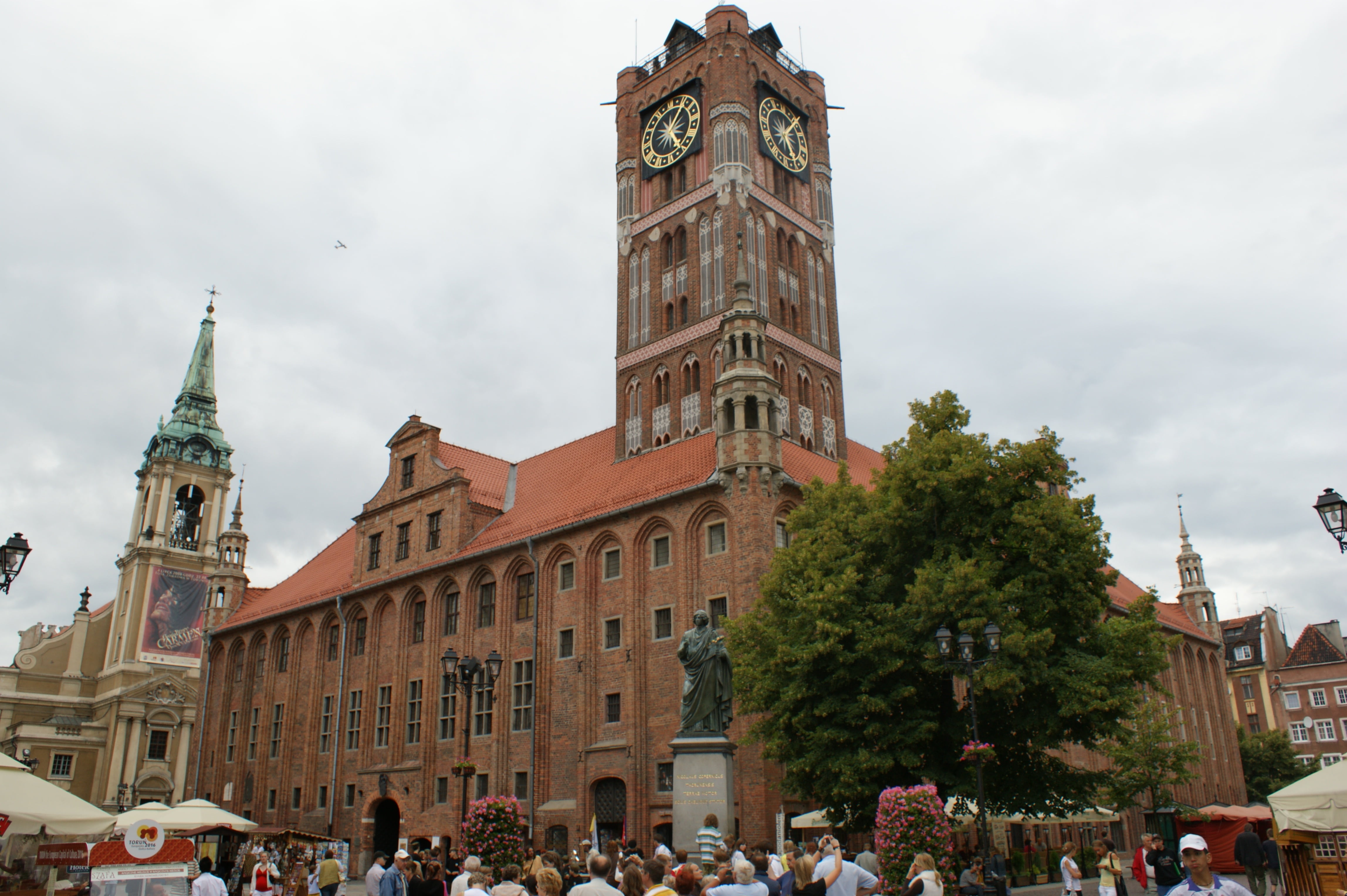 real people, poland, clock tower, tourism, historical, wisla, travel, torun, tall - high, history, vistula, city, old, the past, clock, place of worship, HD Wallpaper