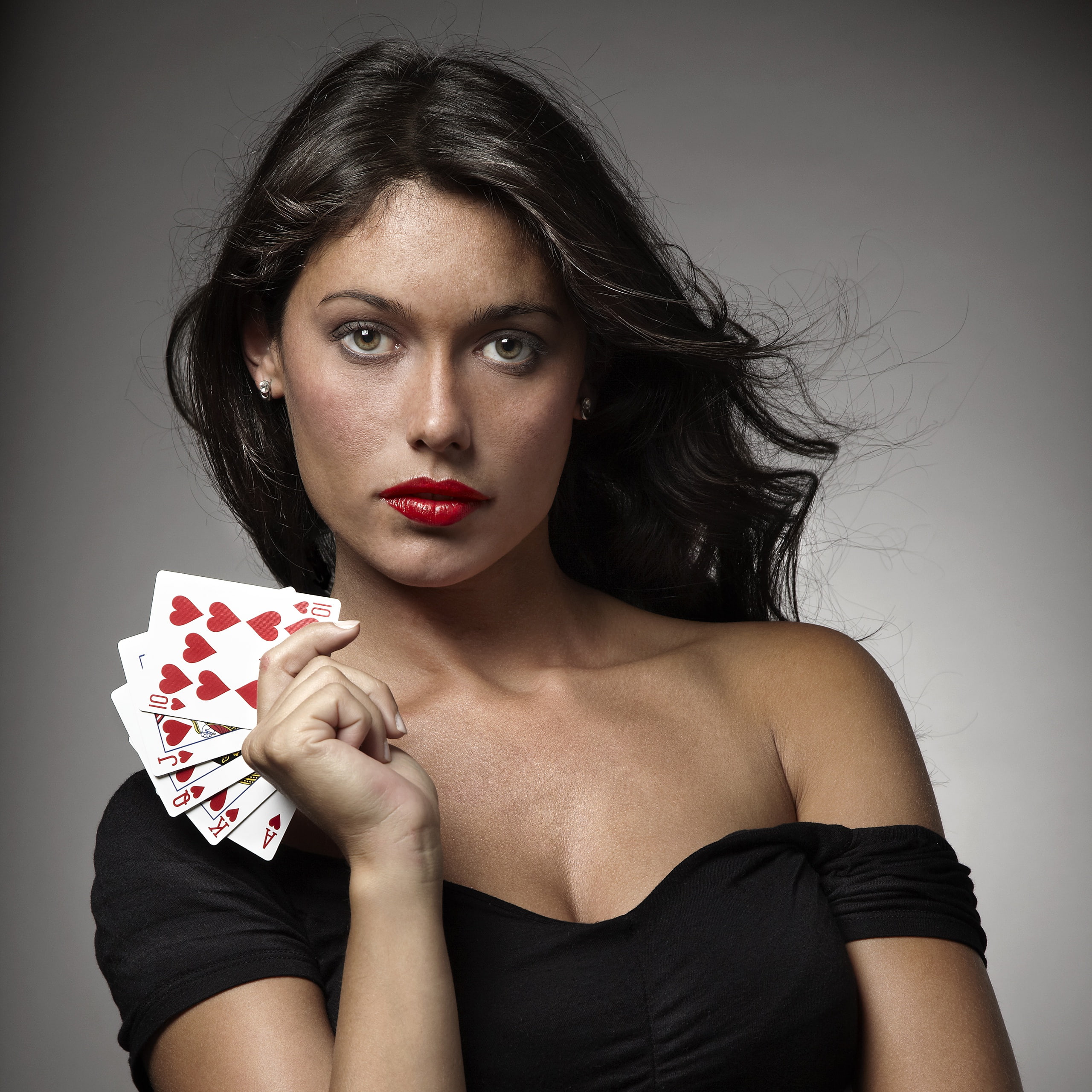 makeup, pose, brunette, look, dress, 2K, in black, background, hairstyle, card, hand, beauty, Phone HD Wallpaper