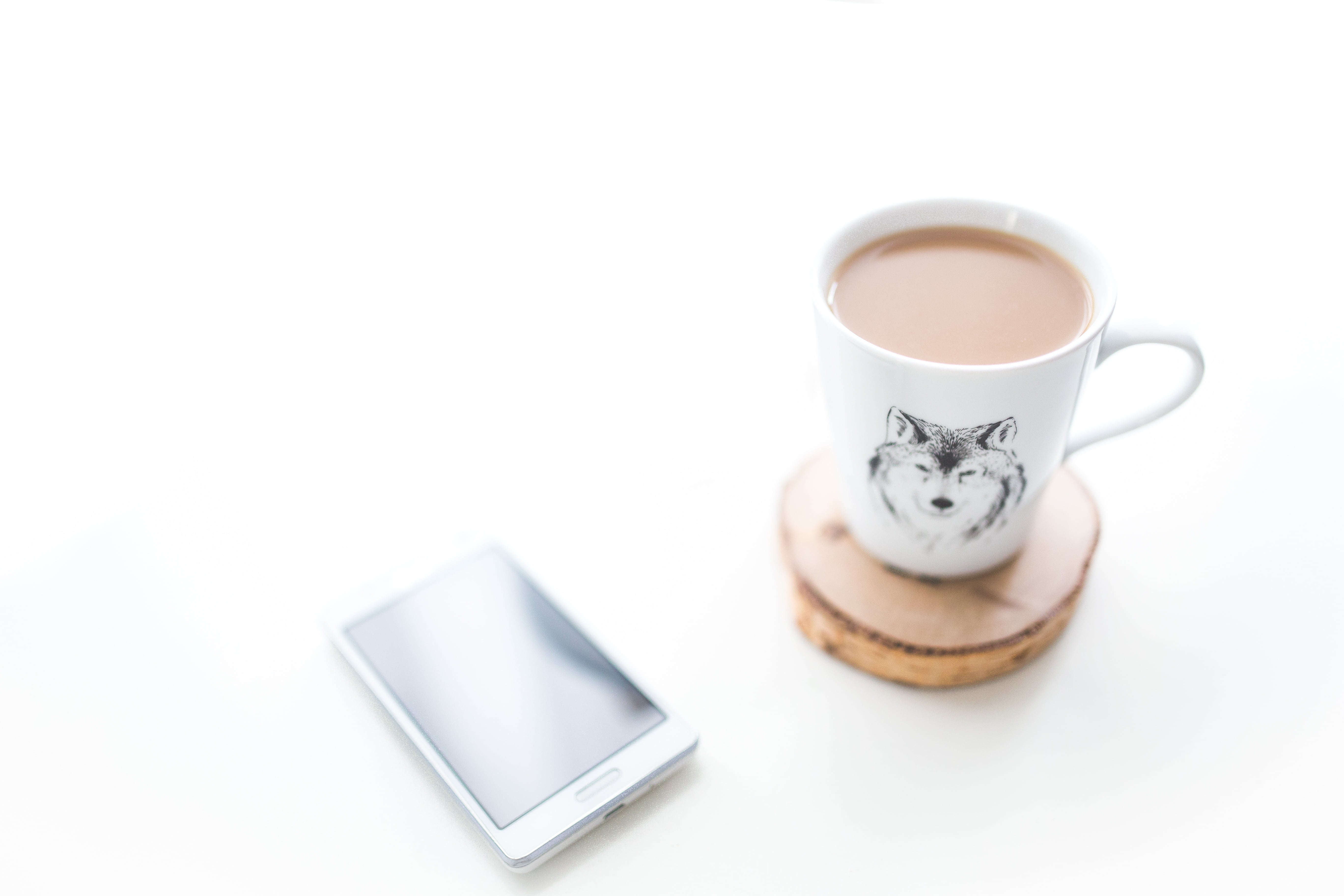 top, food and drink, smartphone, phone, cup, coffee cup, printed, refreshment, tea cup, beverage, food, cordwood, desk, tea, studio shot, white background, HD Wallpaper