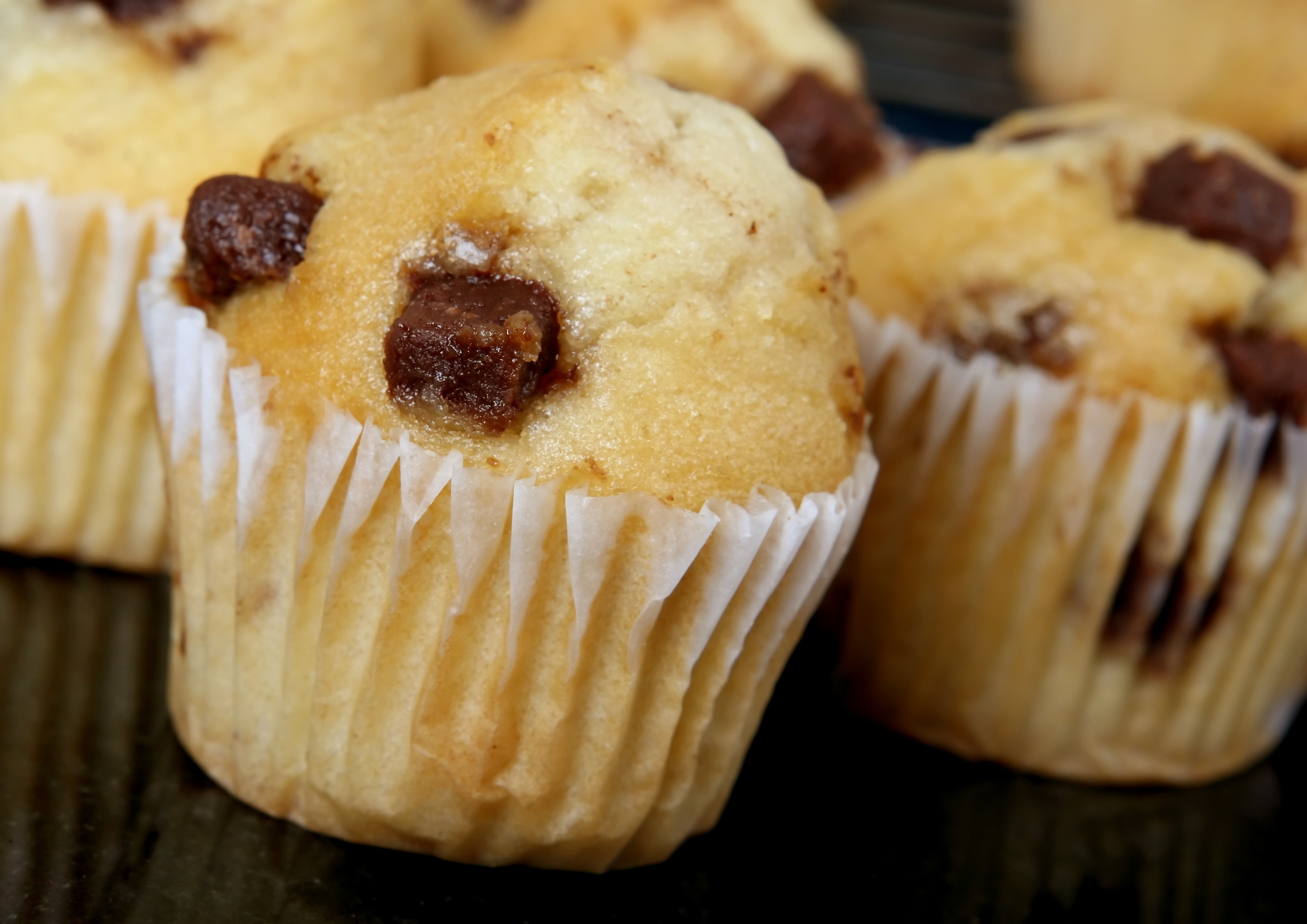 unhealthy, sweet food, 2K, chocolate, bakery, muffin, glazed, fast, focus on foreground, healthy, restaurant, no people, food and drink, cupcake, fresh, HD Wallpaper