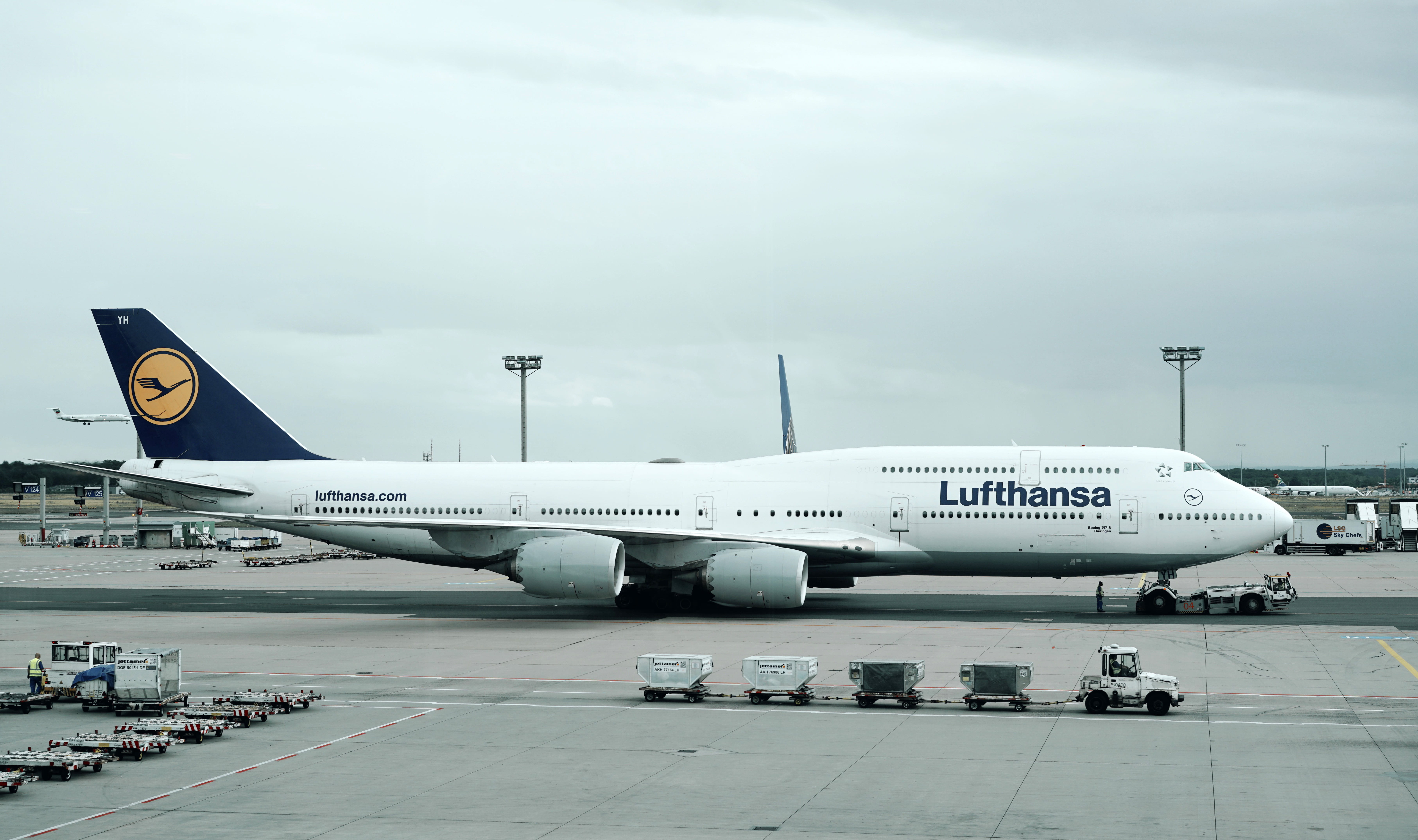 trucks, aerospace industry, business, nature, lufthansa, boeing 747, cargo, airport, aeropuerto, airport terminal, airplane, boeing, transportation, travel, HD Wallpaper