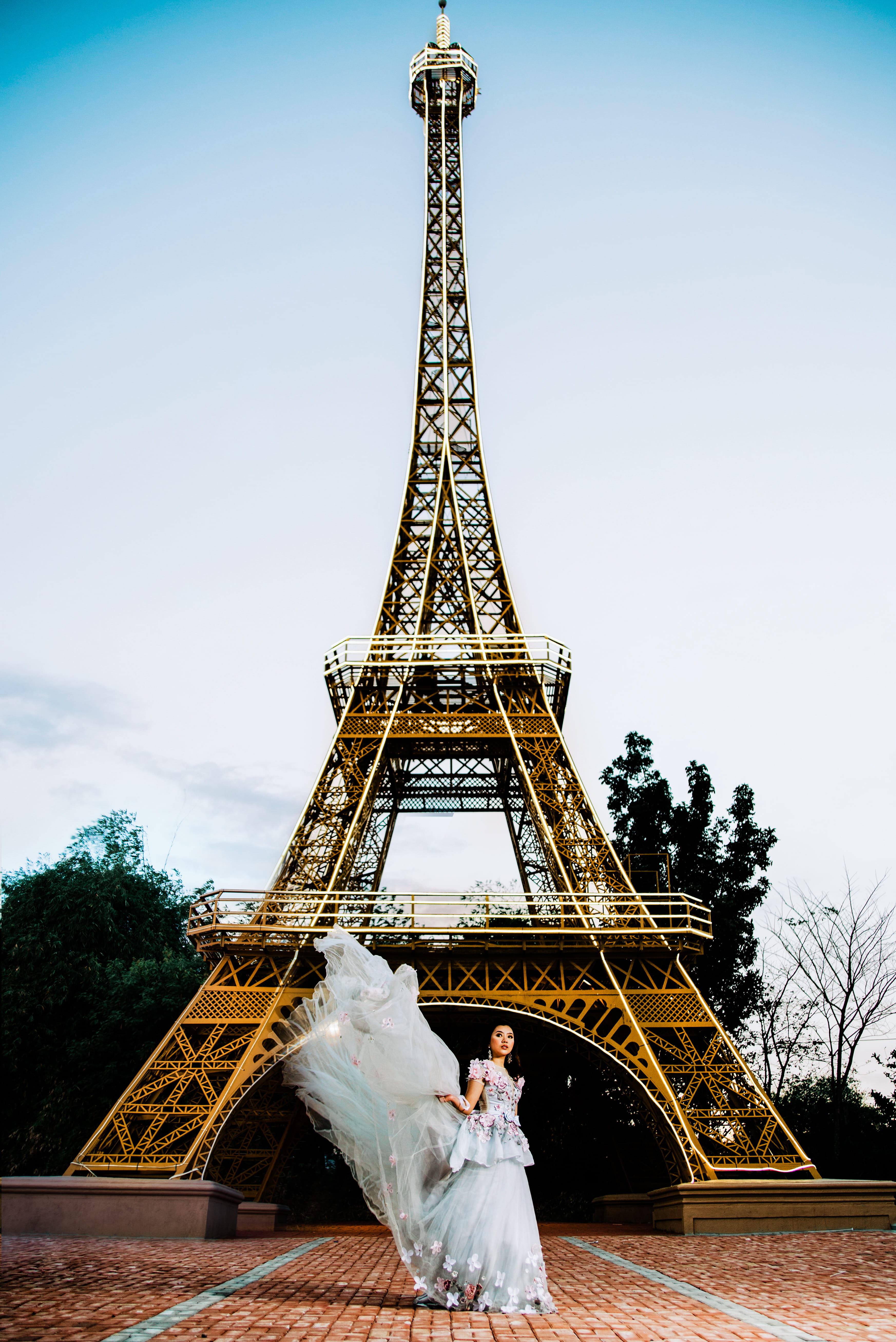 near, art, tree, travel destinations, metal, nature, photoshoot, outdoors, one person, famous landmark, landmark, woman, dress, monument, tourist attraction, Phone HD Wallpaper