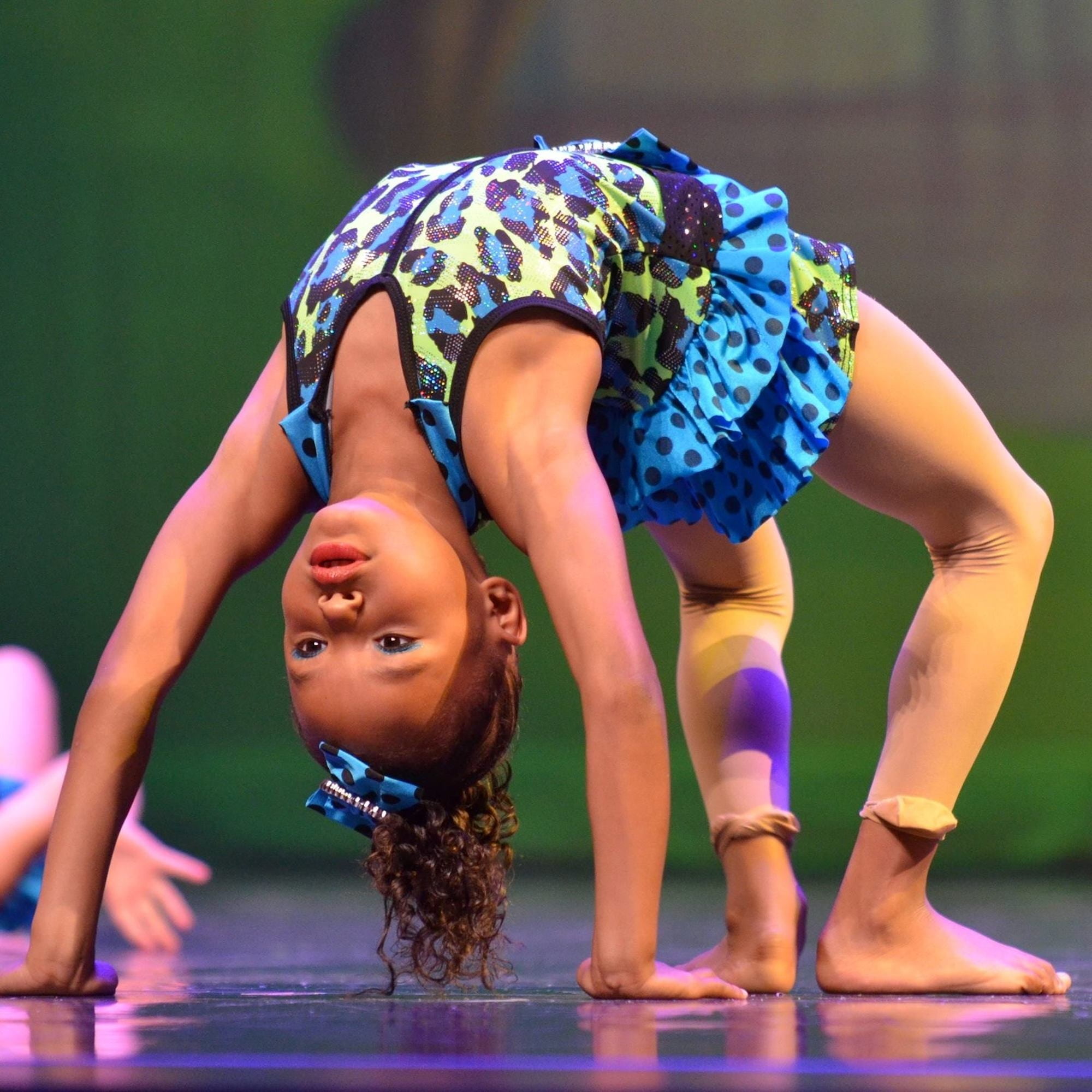 leisure activity, girls, females, acrobat, focus on foreground, balance, flexibility, exercising, stage, costume, clothing, 1080P, lifestyles, skill, acrobatic, Phone HD Wallpaper