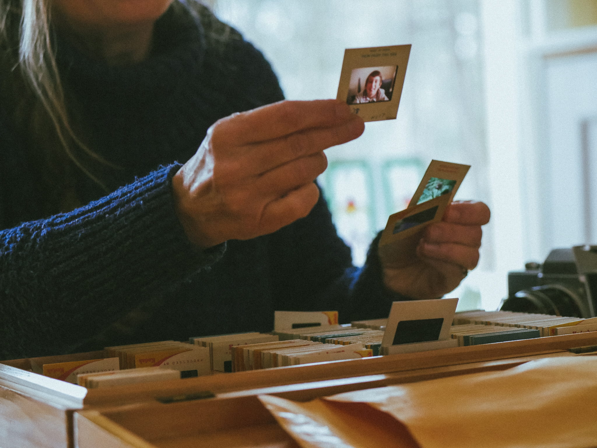 portable information device, mother, human hand, mobile phone, business, footage, film, real people, midsection, men, paying, hand, photography, buying, HD Wallpaper