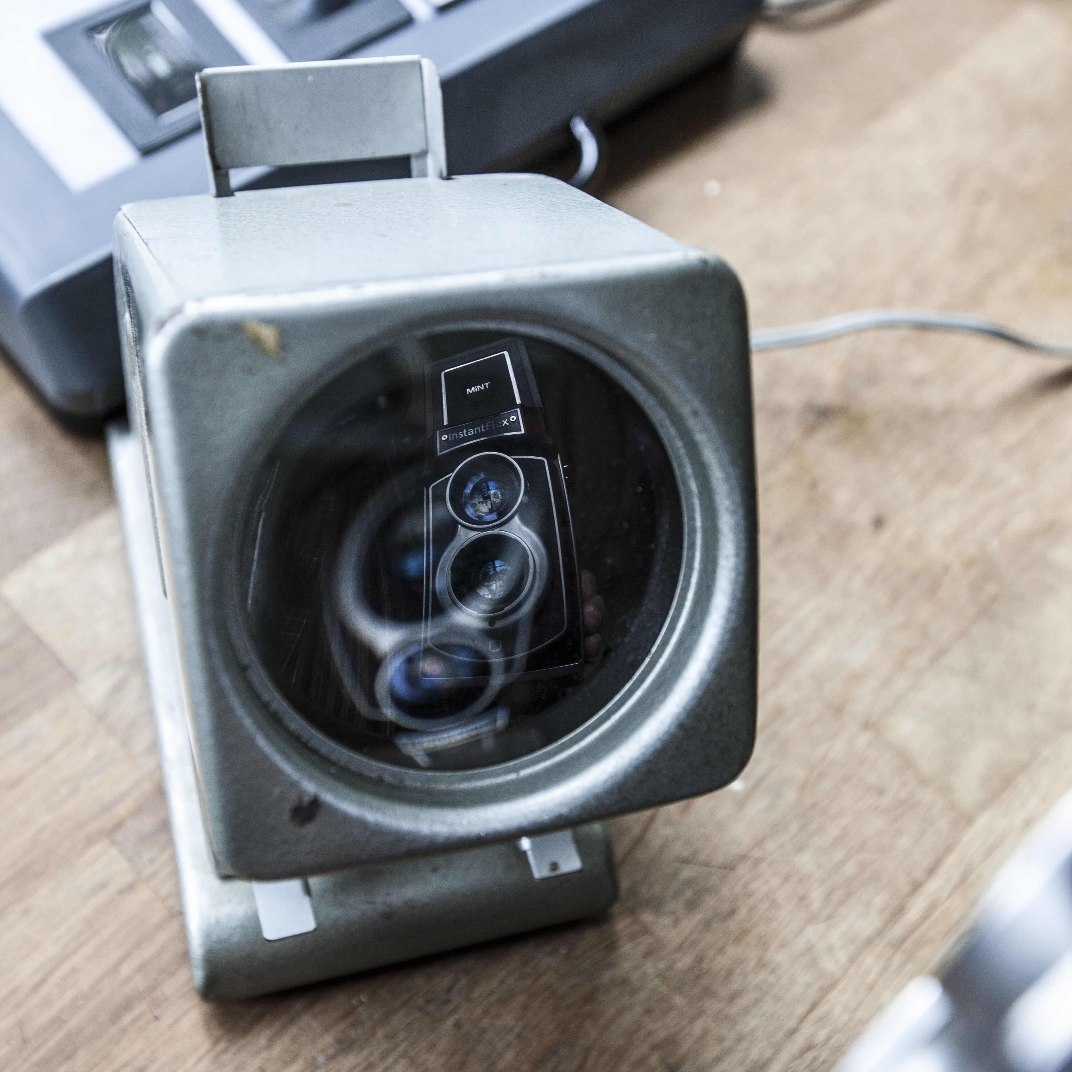 light, wood - material, metal, transparent, flooring, nostalgic, slide viewer, optics, optical, photography, no people, magnifier, viewer, focus on foreground, Phone HD Wallpaper