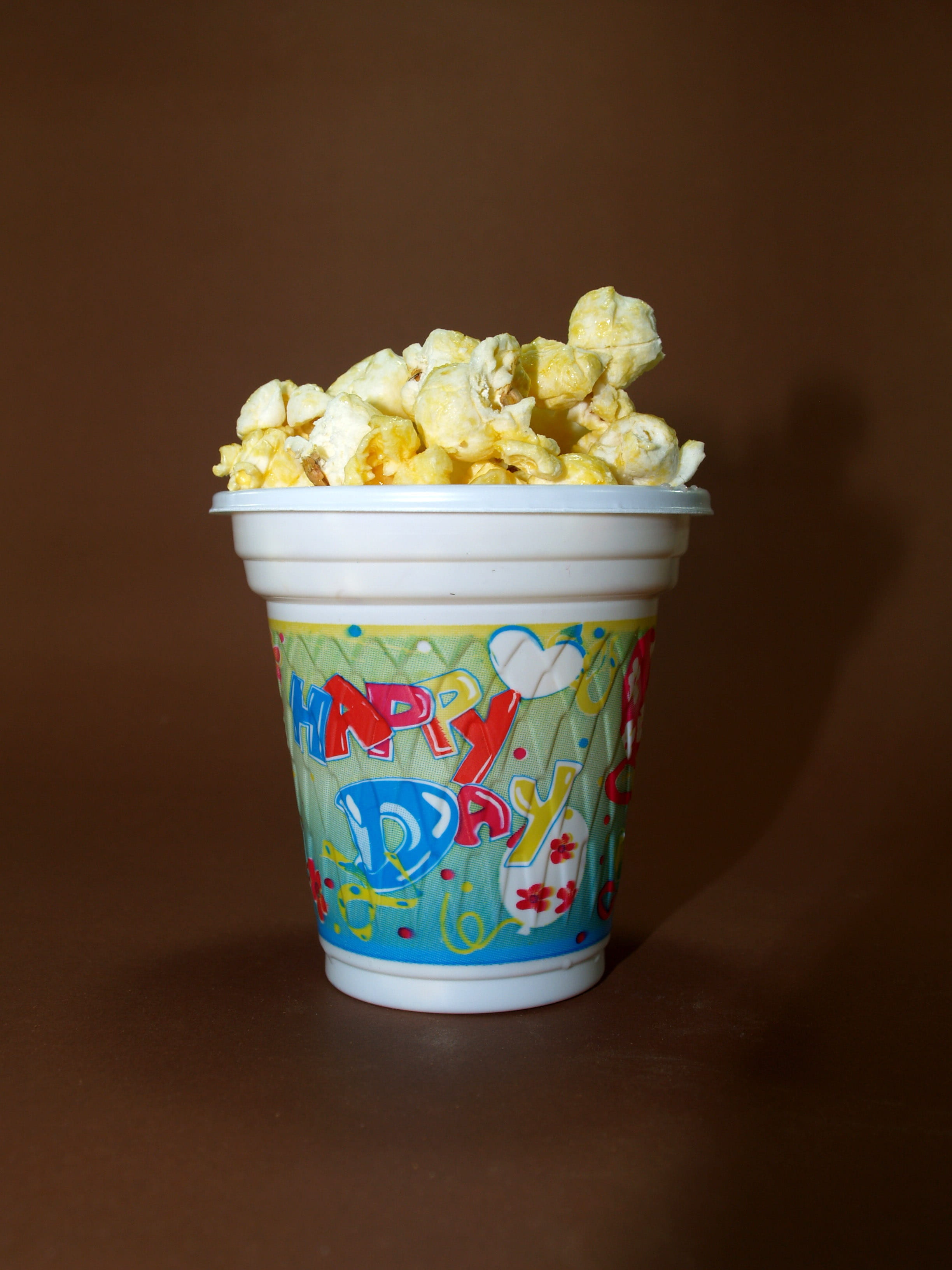 image, freshness, cardboard, indoors, plastic, 2K, Bucket, disposable, jambo, Cinema, table, cut, close-up, striped, container, stripes, large, cup, Popcorn, Phone HD Wallpaper