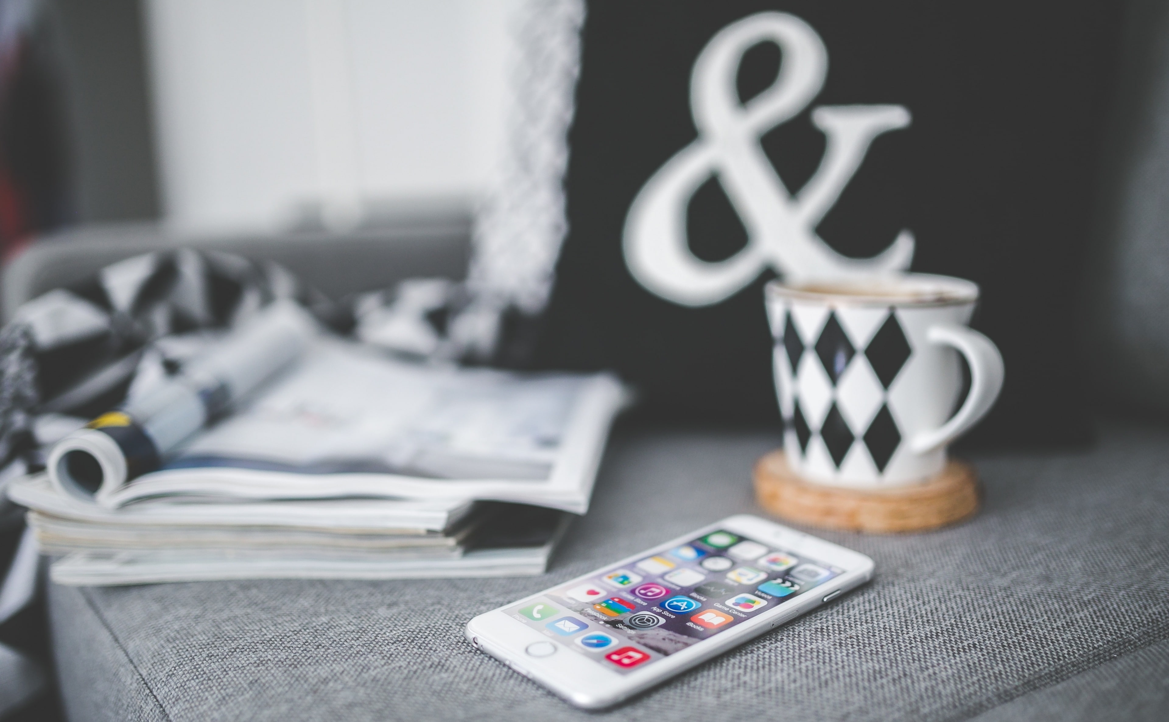 Mobile, finance, close-up, Technology, bed, Phone, Decor, number, Magazine, furniture, Couch, industry, black, Device, stack, remote control, iphone 6, HD Wallpaper