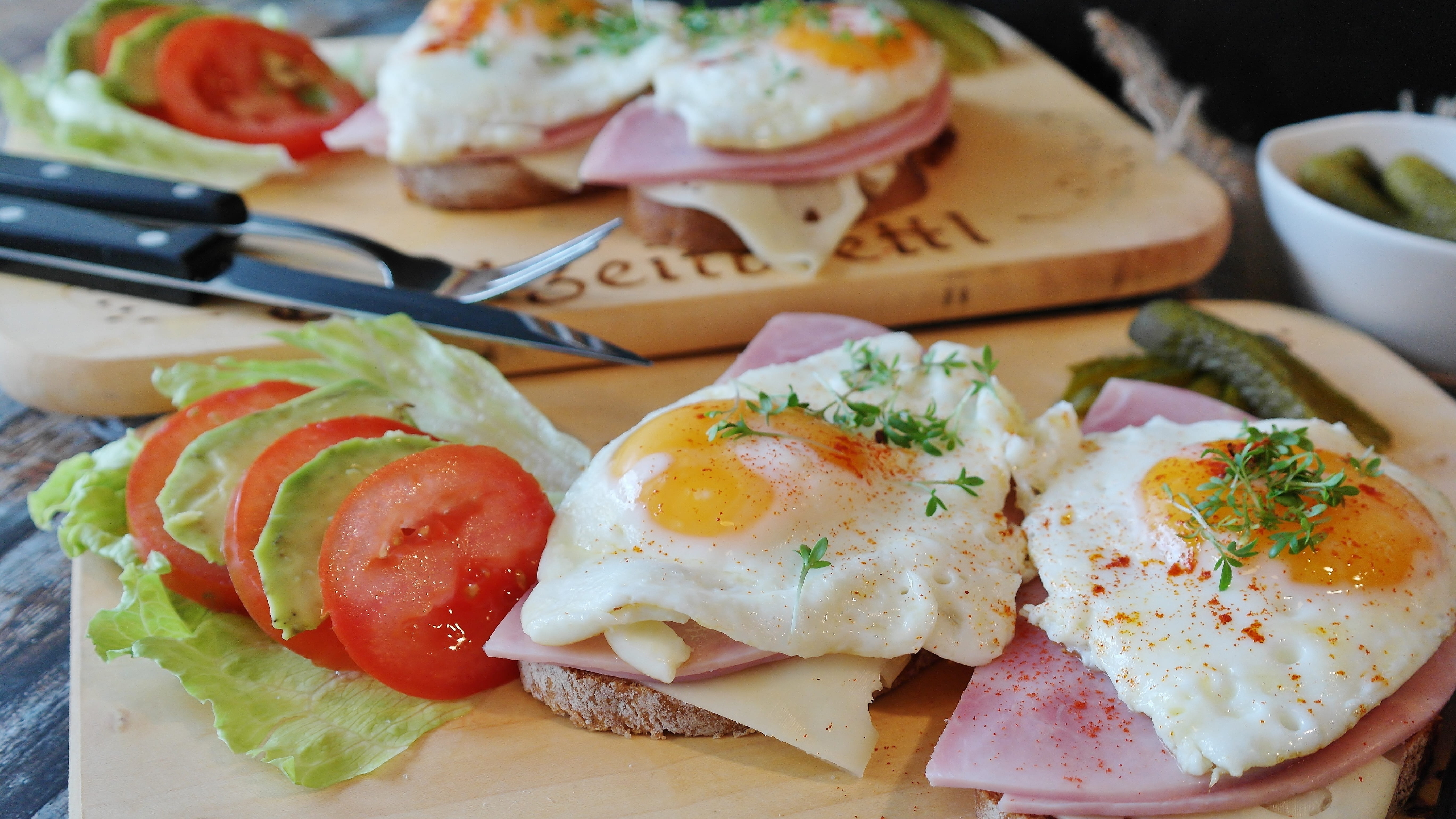 serving size, table, ready-to-eat, tomatoes, sunny, fried, white, protein, sliced, eat, indoors, food photography, hams, kitchen, side, hunger, fried eggs, HD Wallpaper