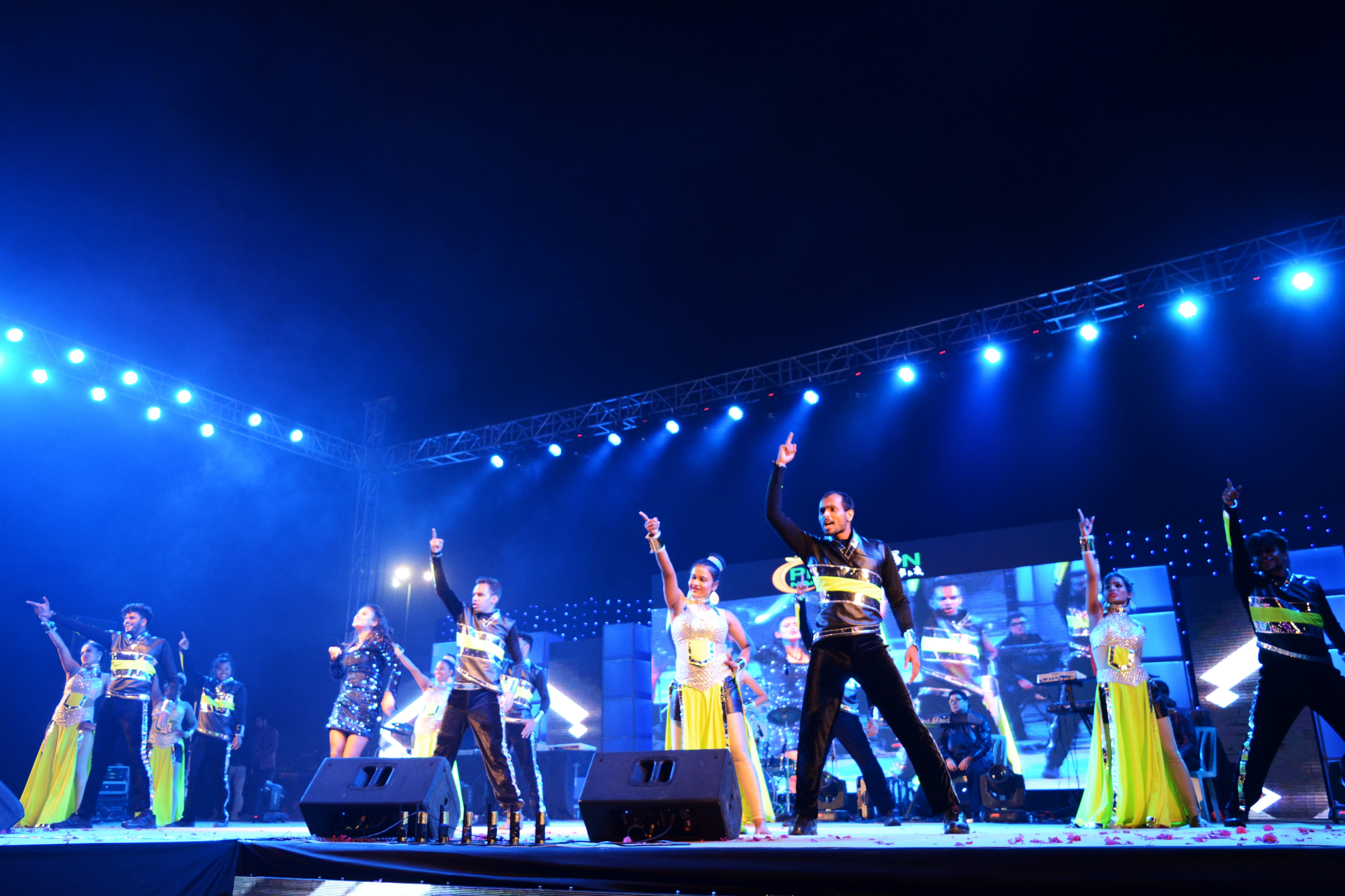 happy, fun, 5K, celebration, musician, event, leisure, cheer, singer, club, disco, audience, live show, night, band, nightlife, enjoyment, caucasian, young adult, HD Wallpaper