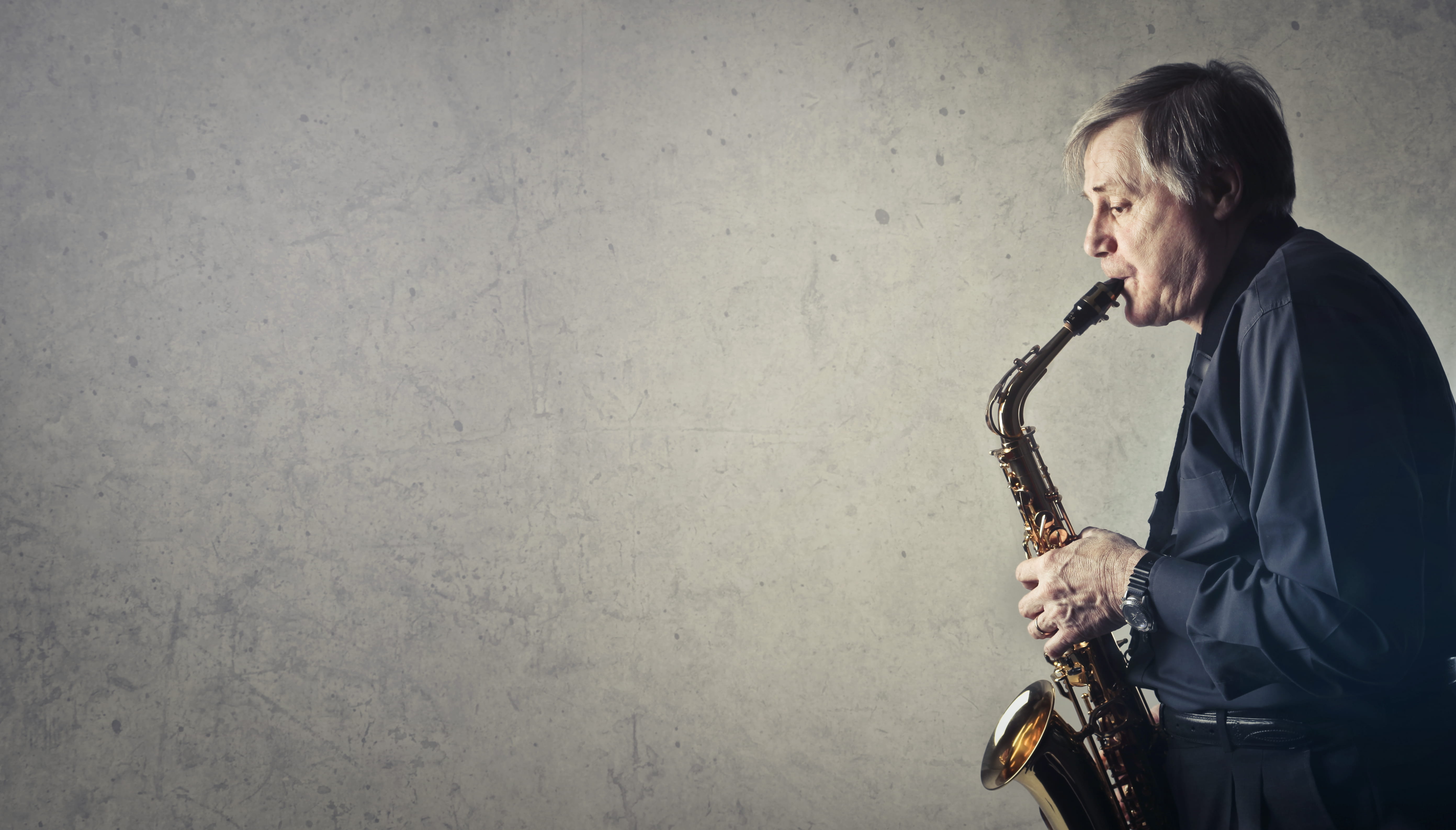 art, blow, saxophone, indoors, sound, performance, men, man, artist, saxophonist, side view, real people, leisure activity, one person, copy space, senior adult, HD Wallpaper