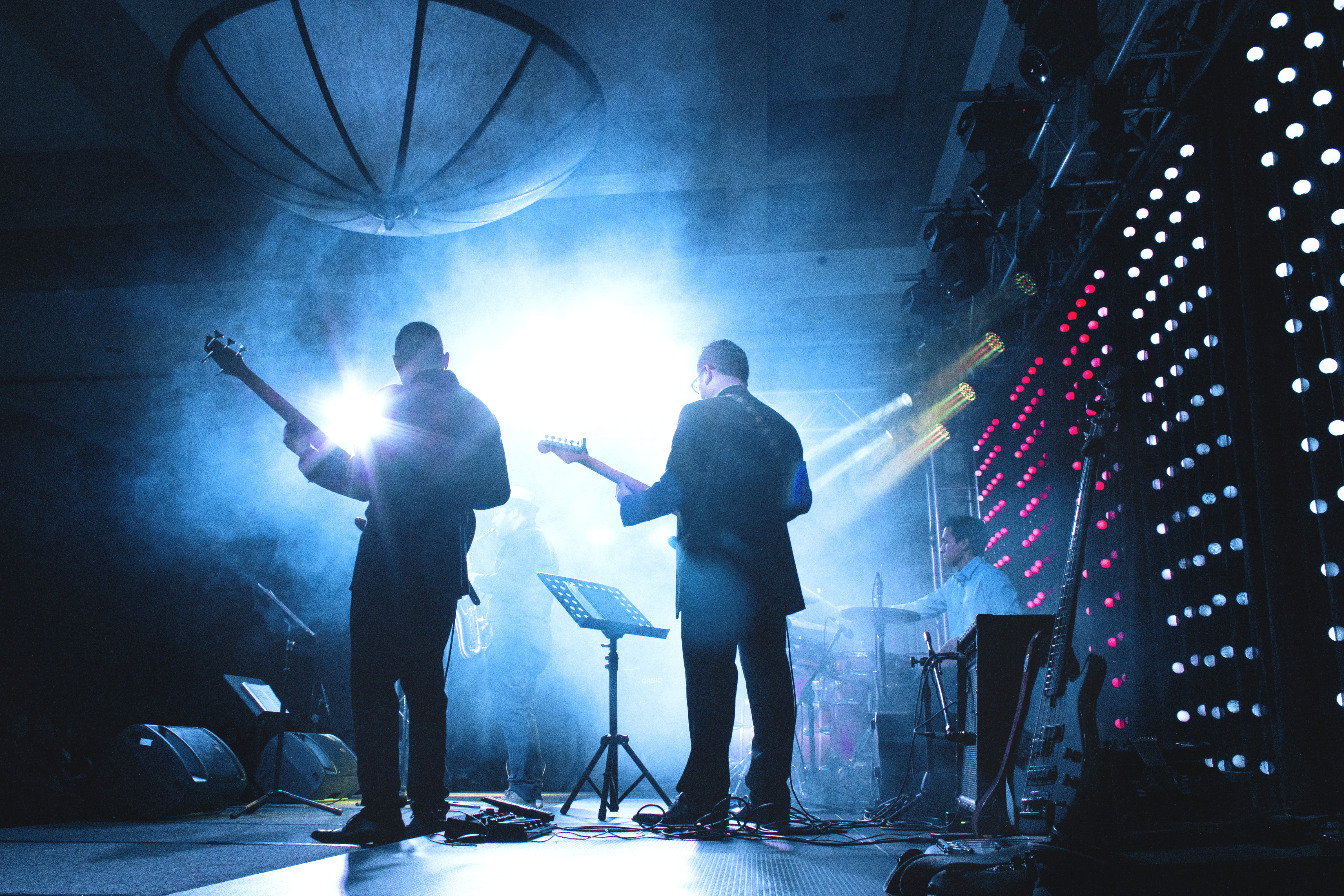 lighting equipment, 4K, guitar player, full length, stage - performance space, lights, men, saxophone, occupation, indoors, real people, saxophonist, musician, HD Wallpaper
