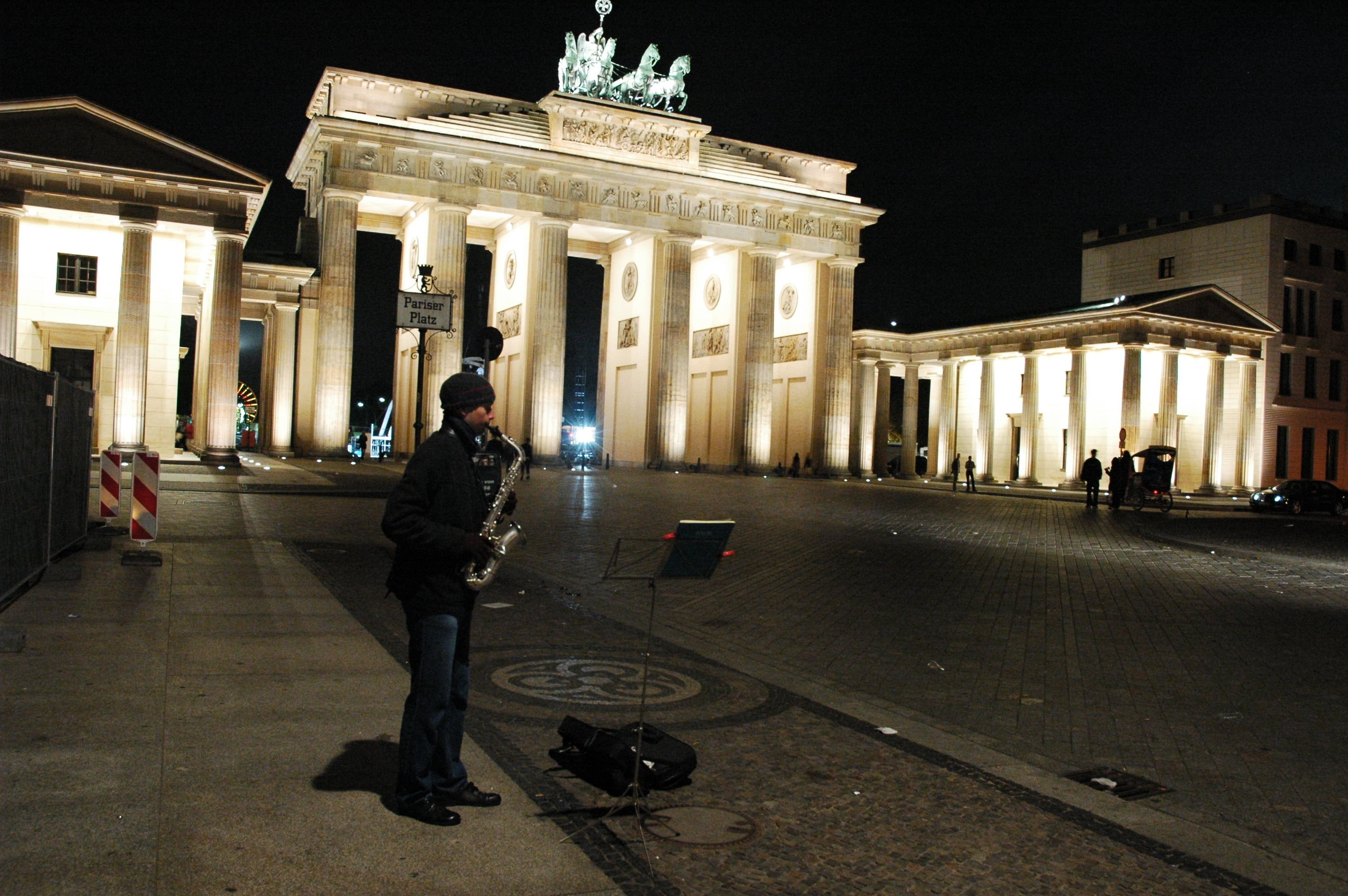 bicycle, real people, government, street, city gate, saxophonist, berlin, sculpture, architecture, city, transportation, statue, full length, building exterior, HD Wallpaper
