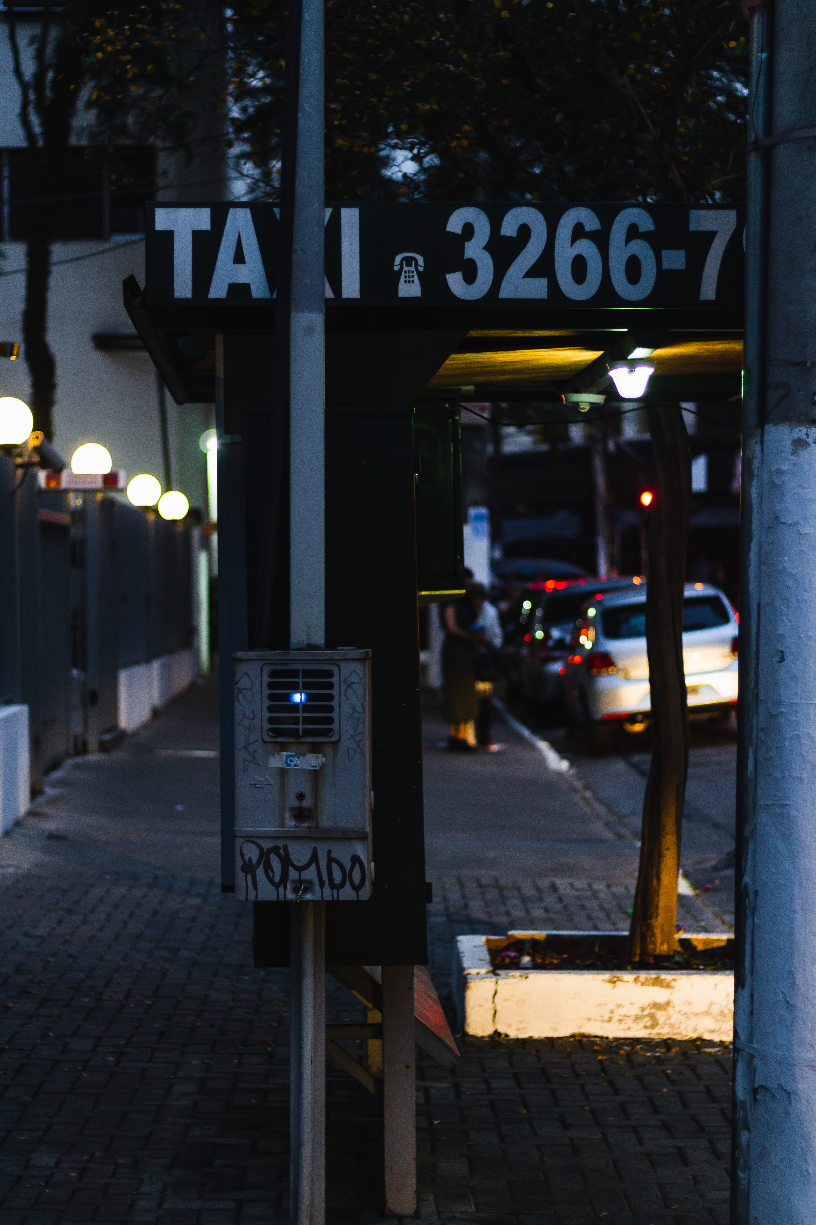 direction, sidewalk, night, downtown, transportation system, light, outdoors, architecture, building exterior, information, pavement, sign, pole, vehicles, Phone HD Wallpaper