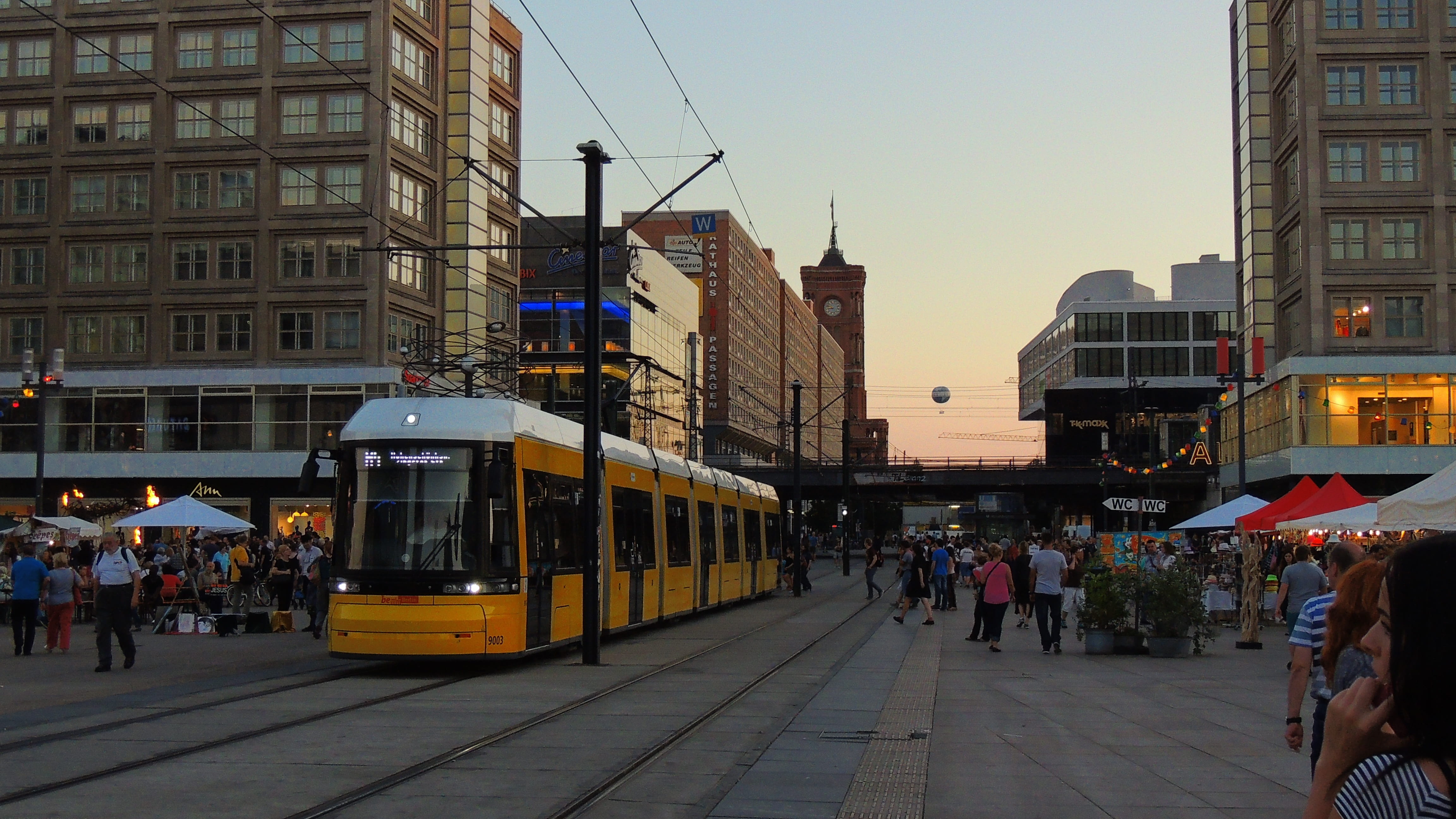 track, cityscape, berliner, mode of transportation, 4K, city street, lifestyles, railroad track, city, germany, large group of people, men, adult, outdoors, HD Wallpaper