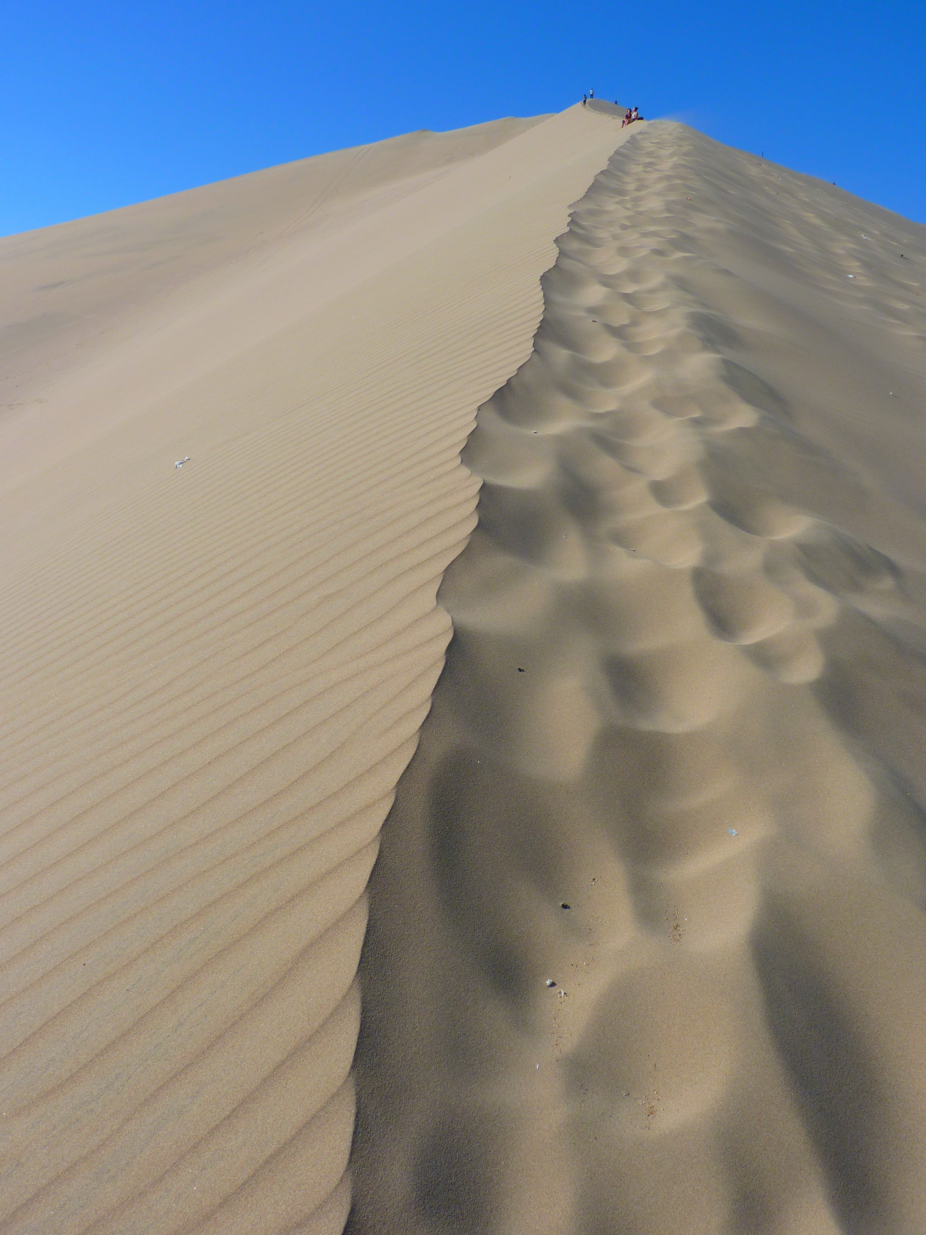 tranquil scene, tranquility, 4K, arid Climate, footprints, environment, sky, path, day, climate, dune ridge, hill, sunlight, no people, dune, people, pattern, Phone HD Wallpaper