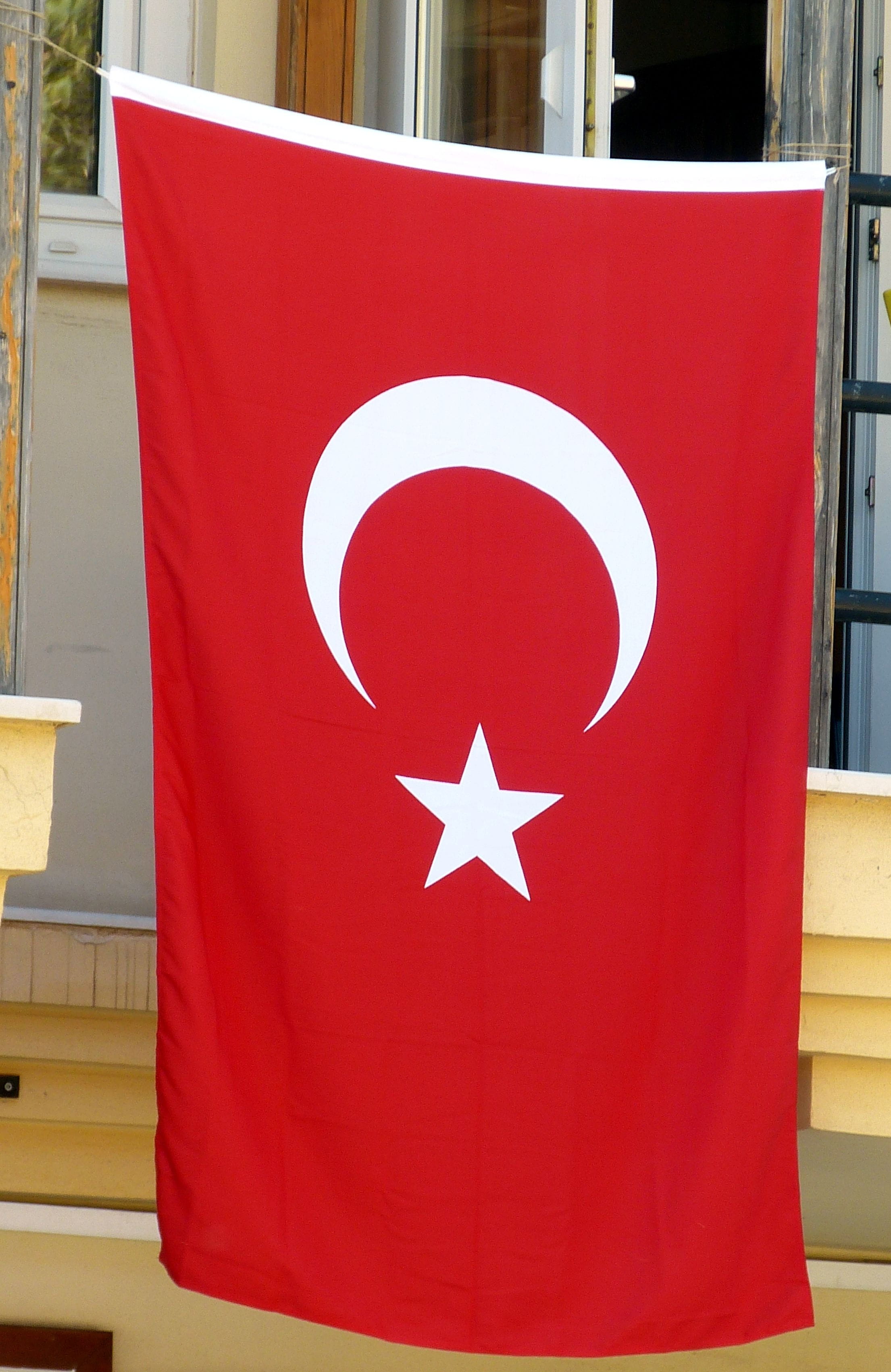 patriotism, Crescent, white color, red, information, 2K, focus on foreground, shape, communication, star shape, Flag, outdoors, architecture, Turkey, star, Phone HD Wallpaper