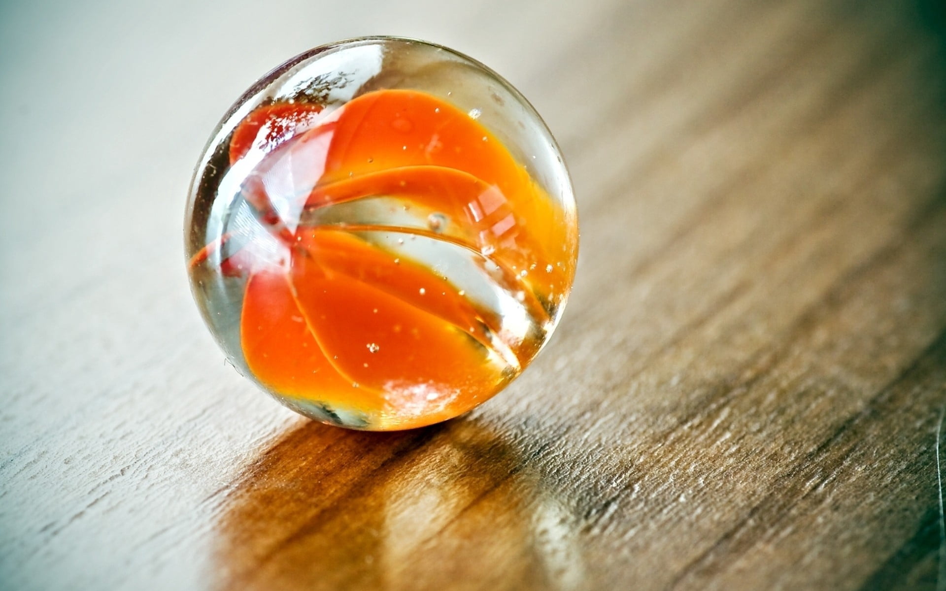 wood - Material, fruit, focus on foreground, nature, ball, gourmet, reflection, wood grain, table, shape, cocktail, food and drink, juice, red, clear, yellow, HD Wallpaper
