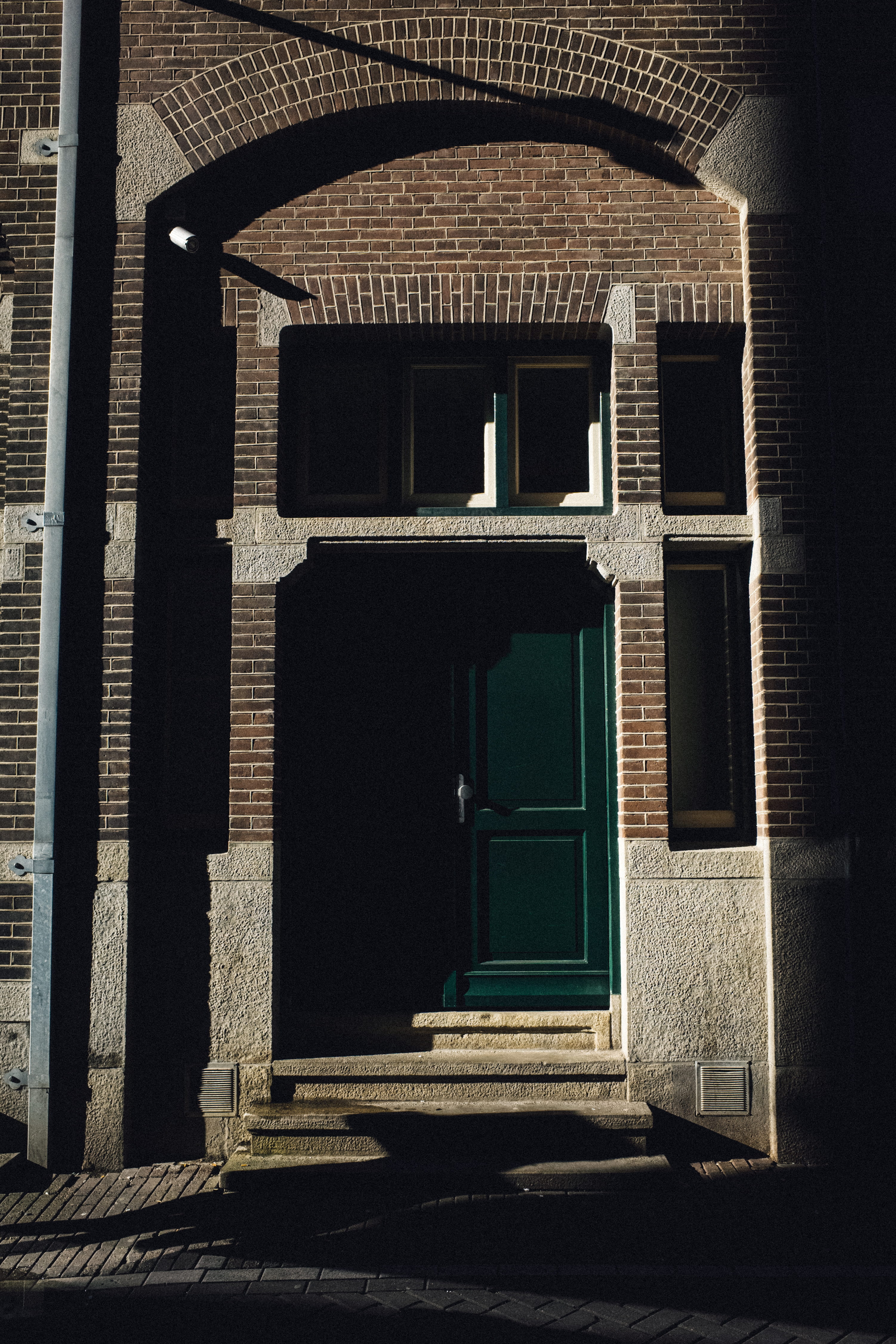 column, door, door step, staircase, architecture, amsterdam, residential district, netherlands, day, city, no people, doorway, hard shadow, courtyard, pillar, Phone HD Wallpaper