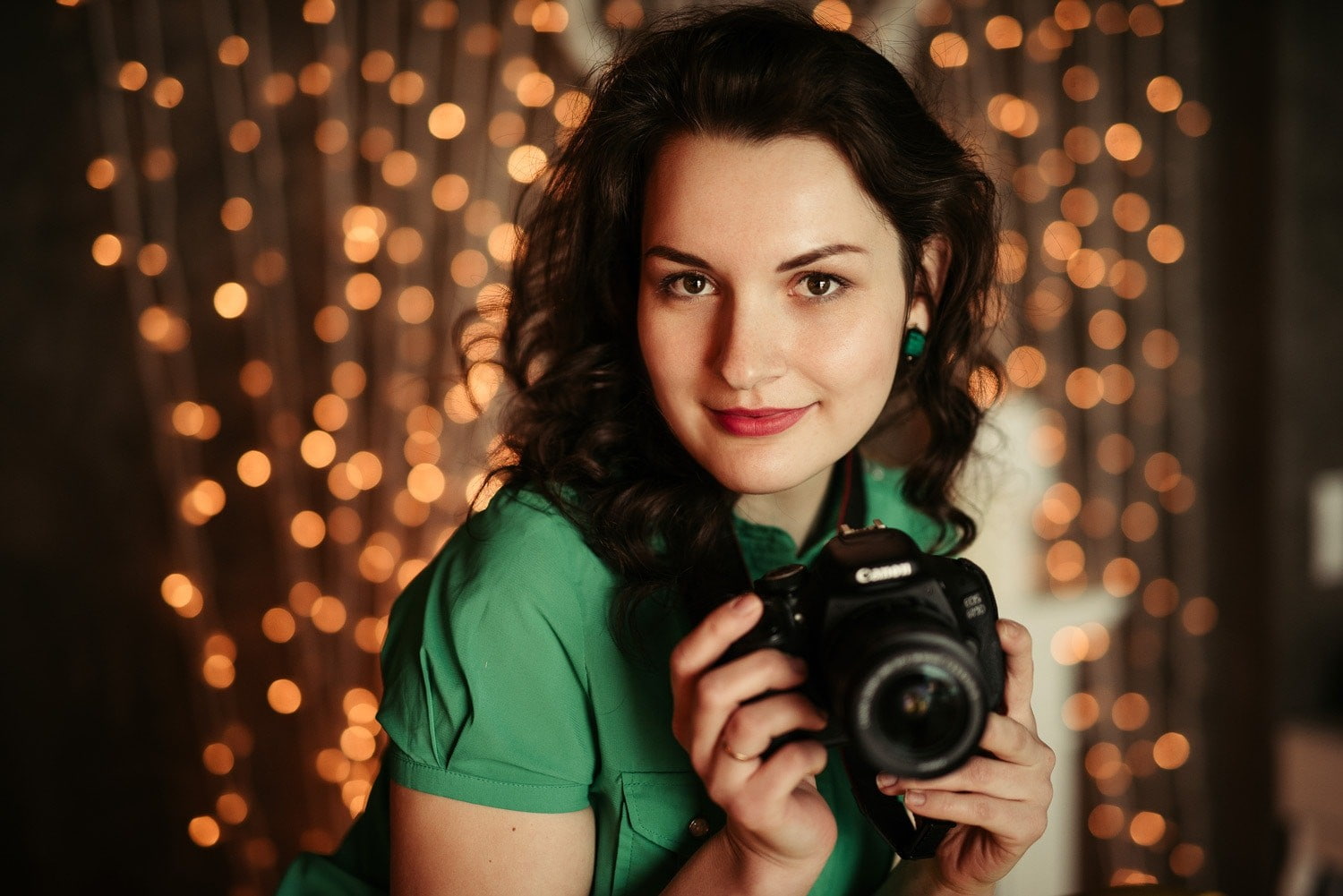 focus on foreground, photographic equipment, adult, smiling, beautiful woman, 500px, hairstyle, holding, photography themes, Gene Oryx, beauty, hair, one person, HD Wallpaper