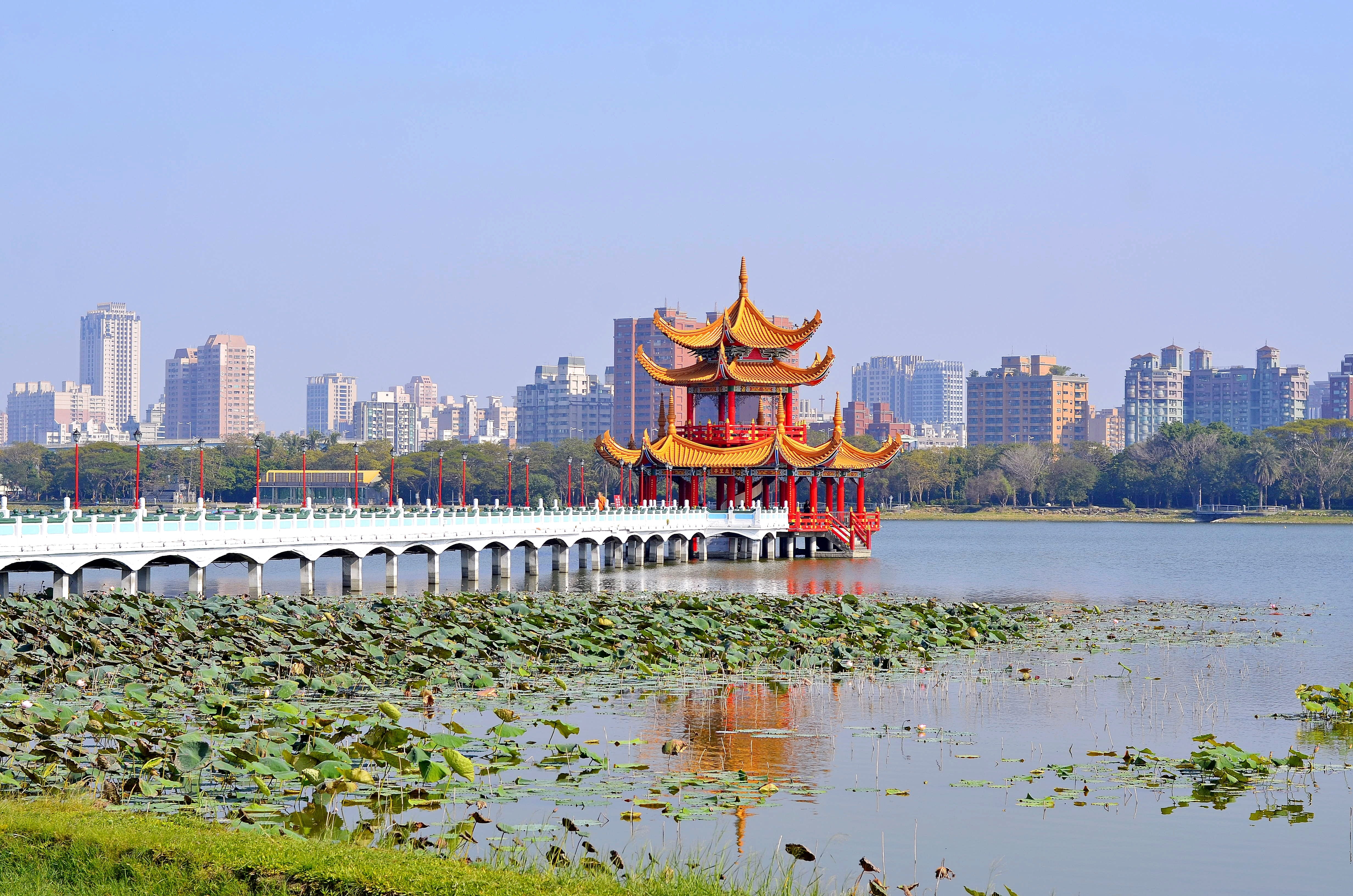 built structure, 4K, building, building exterior, pagoda, landmark, china, religion, day, chinese, pond, outdoors, attraction, sky, tourism, temple, famous, HD Wallpaper