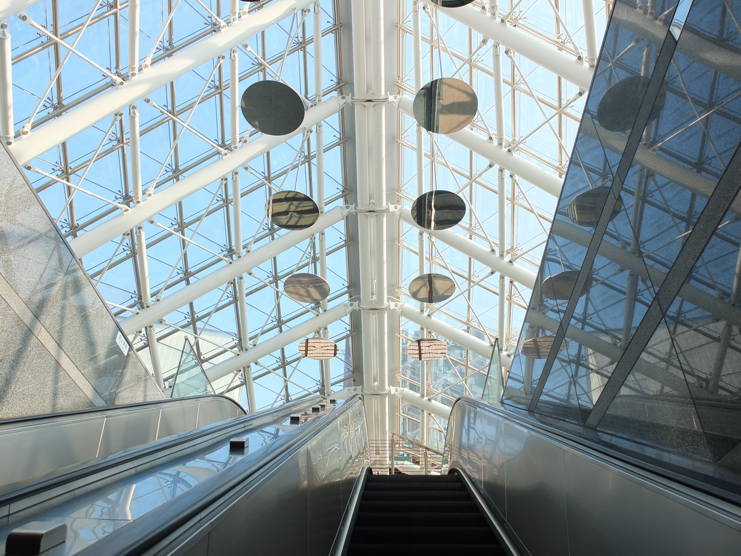 indoors, no people, technology, escalator, kaohsiung, the escalator, modern, ceiling, reflection, up, city, architectural feature, glass - material, railing, HD Wallpaper