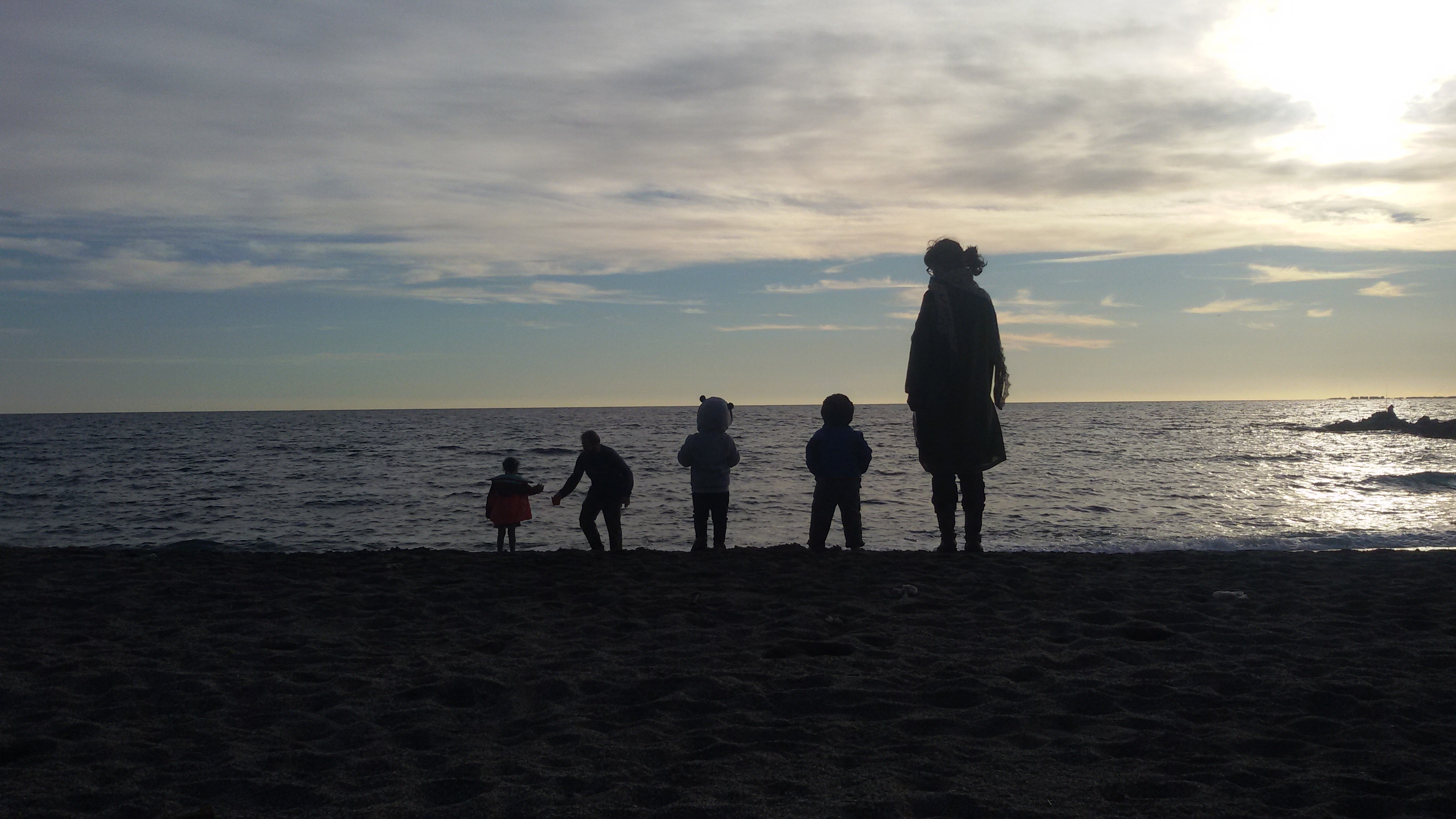 beauty in nature, 2K, mama, backlight, land, group of people, men, clouds, almeria, beach, leisure activity, sunset, scenics - nature, real people, horizon over water, HD Wallpaper