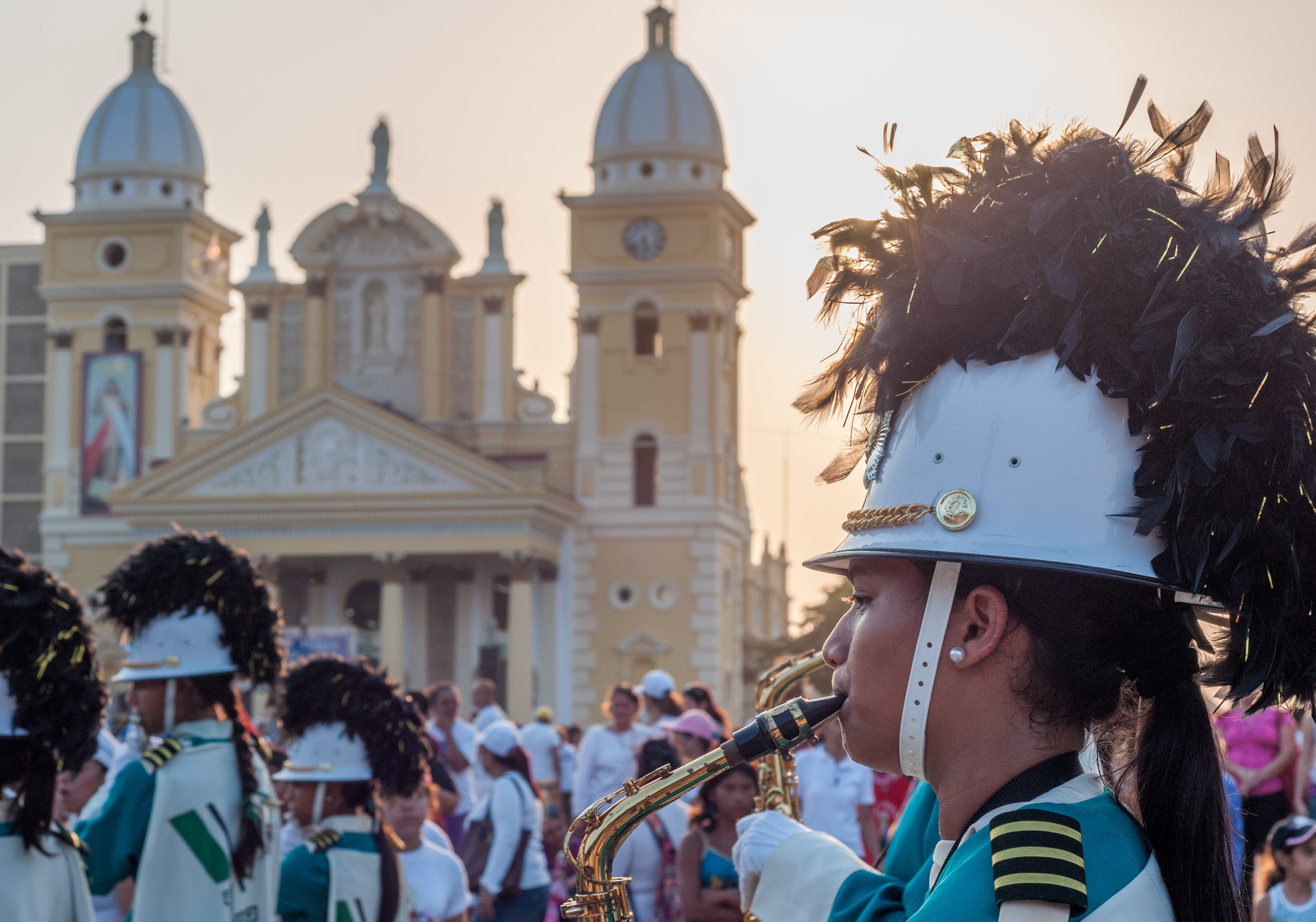 religion, real people, trombone, belief, place of worship, marching, sound, focus on foreground, maracaibo, women, crowd, spirituality, men, 4K, building exterior, HD Wallpaper