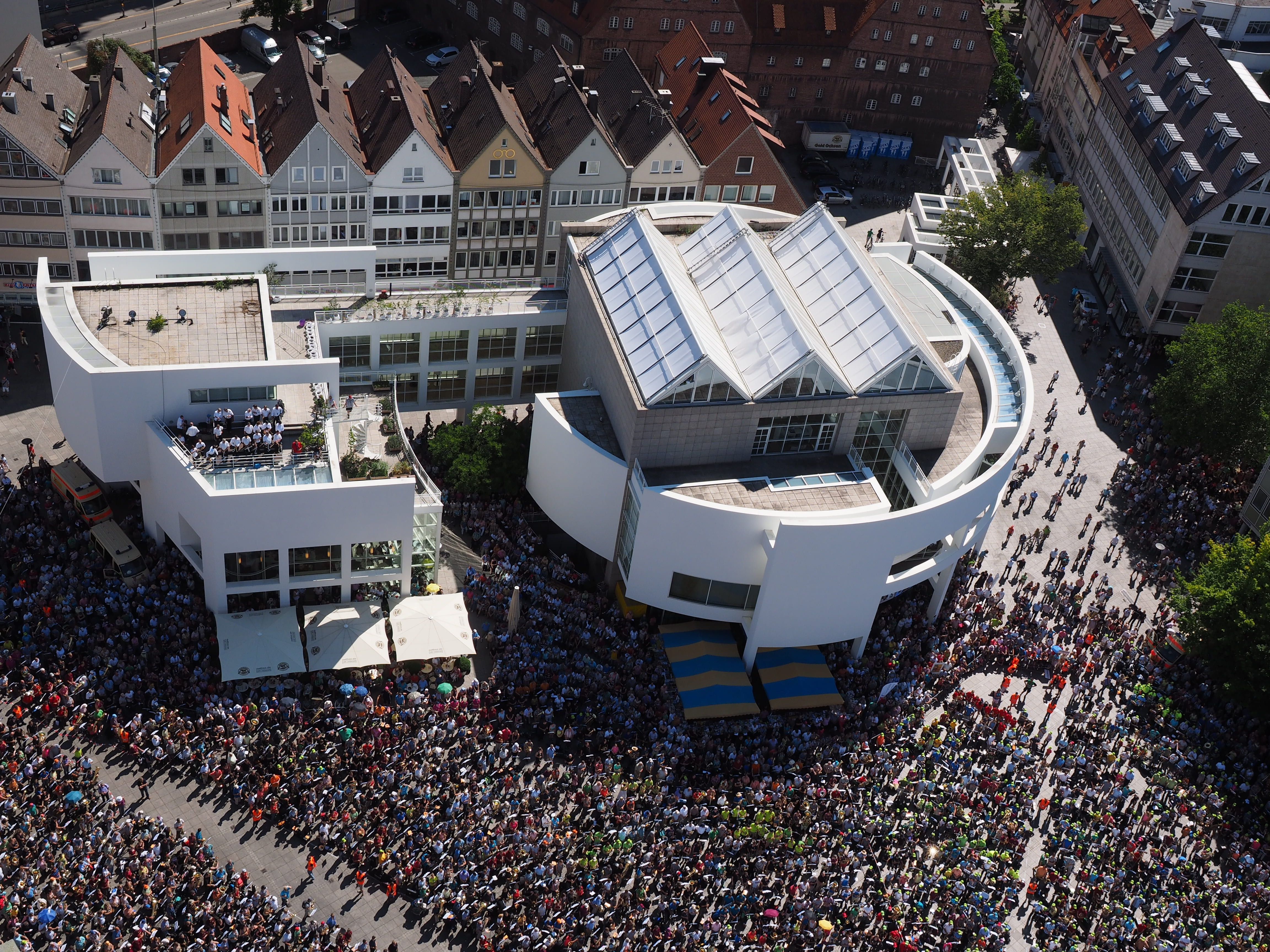 high angle view, crowd, cathedral square, group of people, sport, crowds, group, outdoors, transportation, land trombone day, city, spectator, nature, built structure, HD Wallpaper