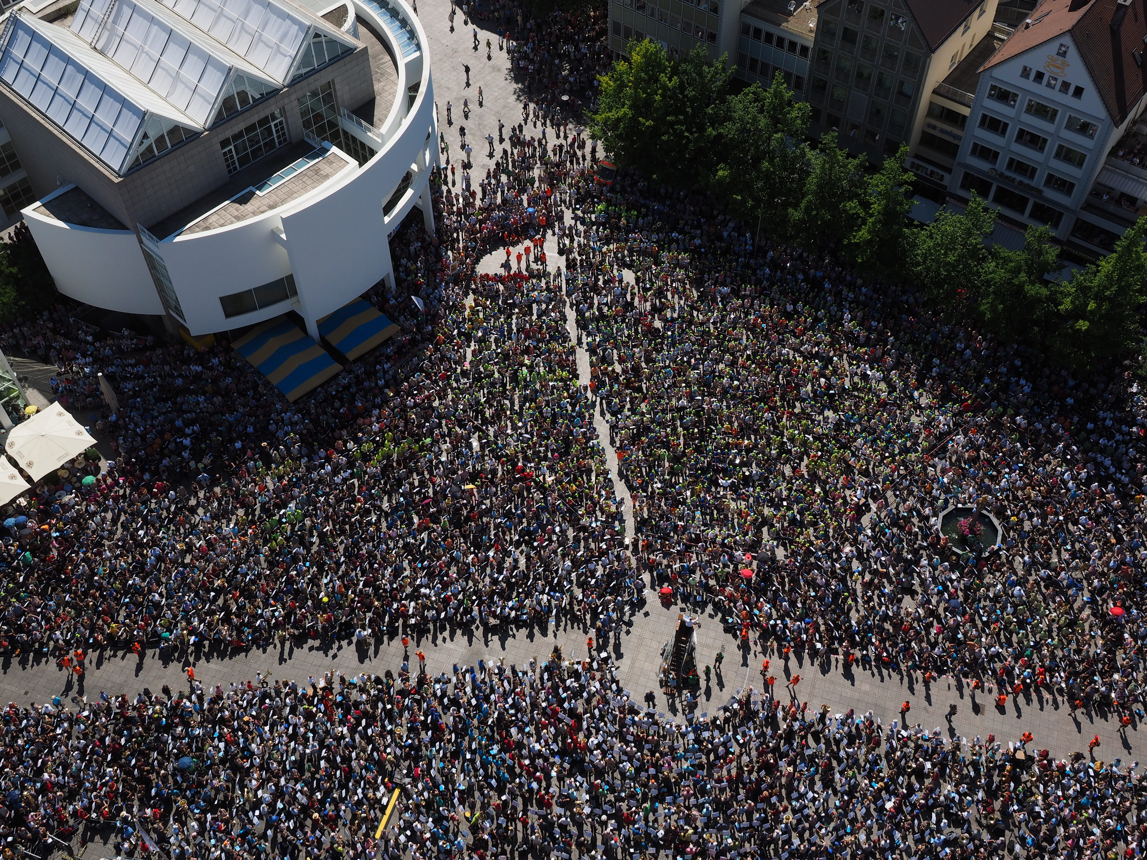 large group of people, land trombone day, people, architecture, competition, celebration, 4K, collection, outdoors, ulm, high angle view, real people, HD Wallpaper