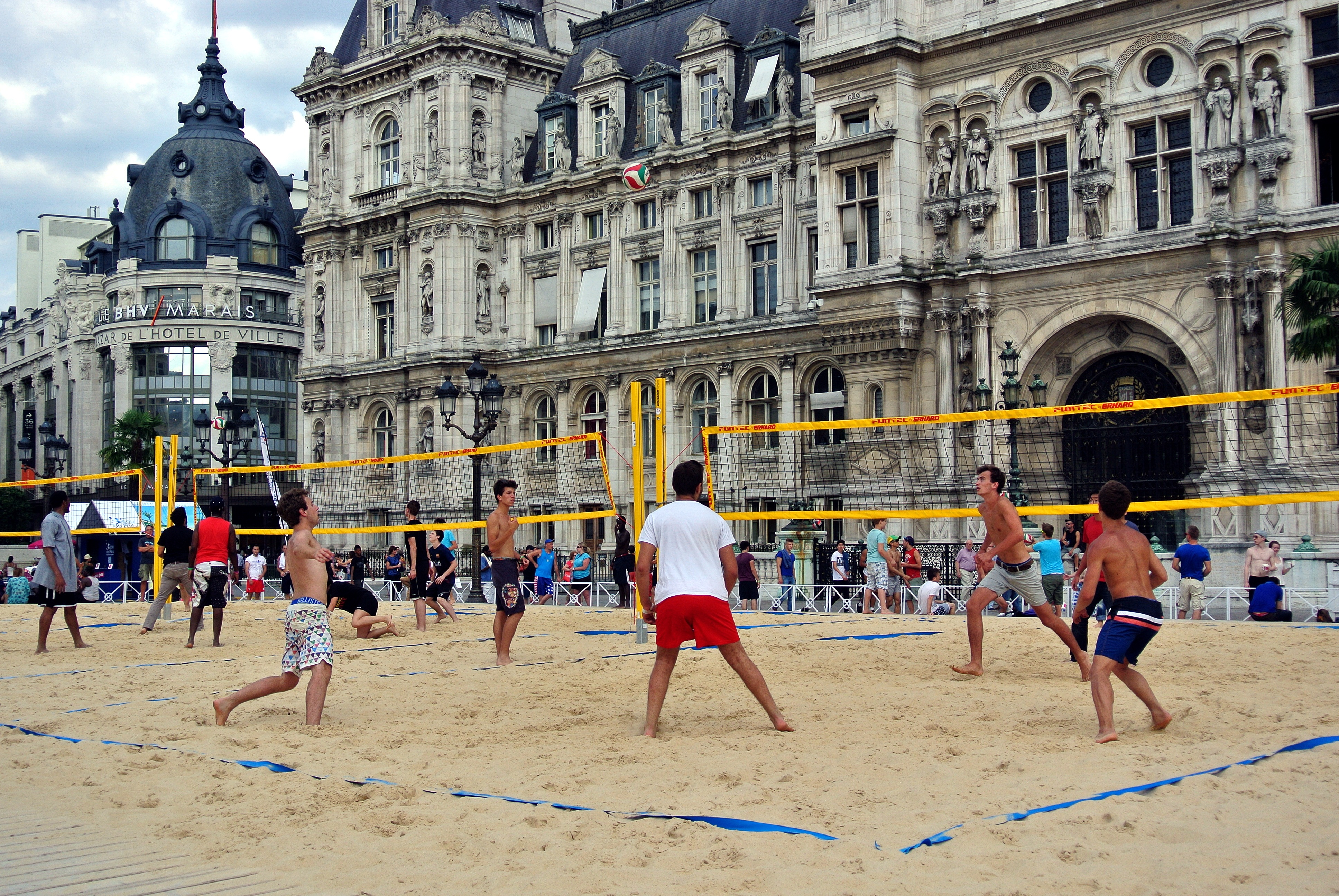 large group of people, day, men, travel, playing, town hall, outdoors, beach, real people, architecture, lifestyles, sport, city, crowd, tourism, 4K, group of people, HD Wallpaper