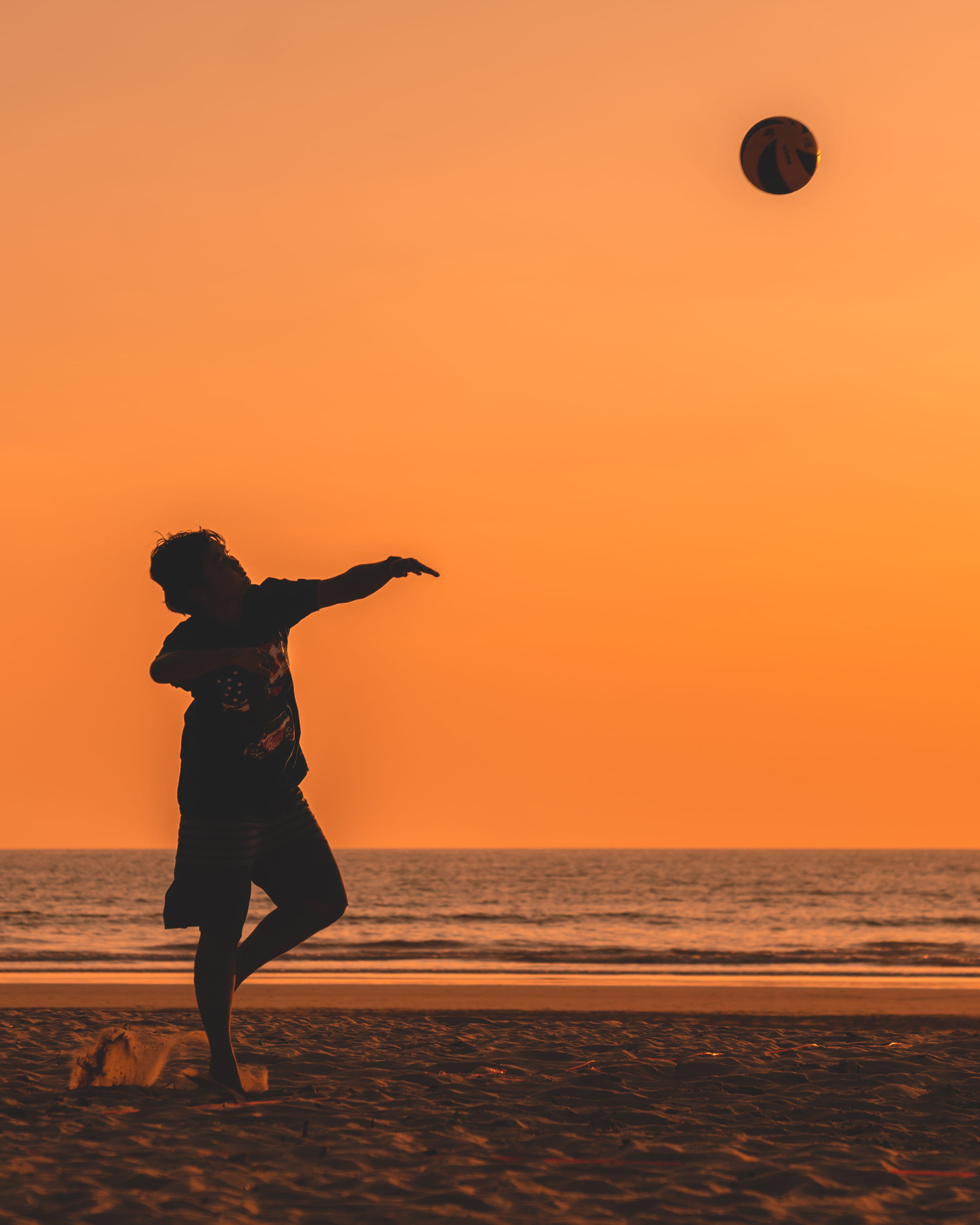 horizon, sea, near, standing, ball, silhouette, golden hour, limb, orange, volleyball, one person, beach, orange color, golden, motion, horizon over water, Phone HD Wallpaper