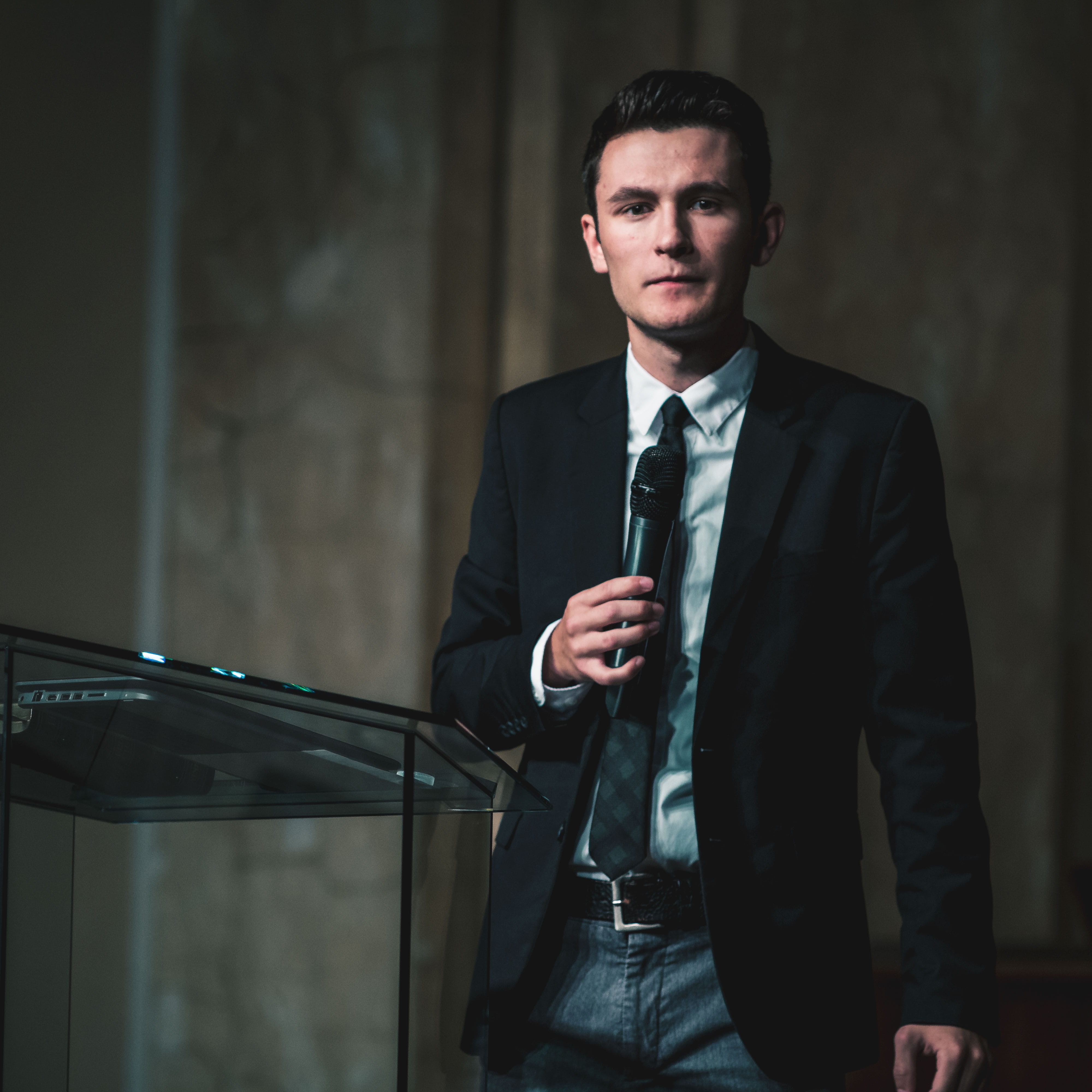 4K, indoors, suit, preaching, faith, st. louis, person, standing, menswear, portrait, businessman, real people, business, focus on foreground, corporate business, Phone HD Wallpaper