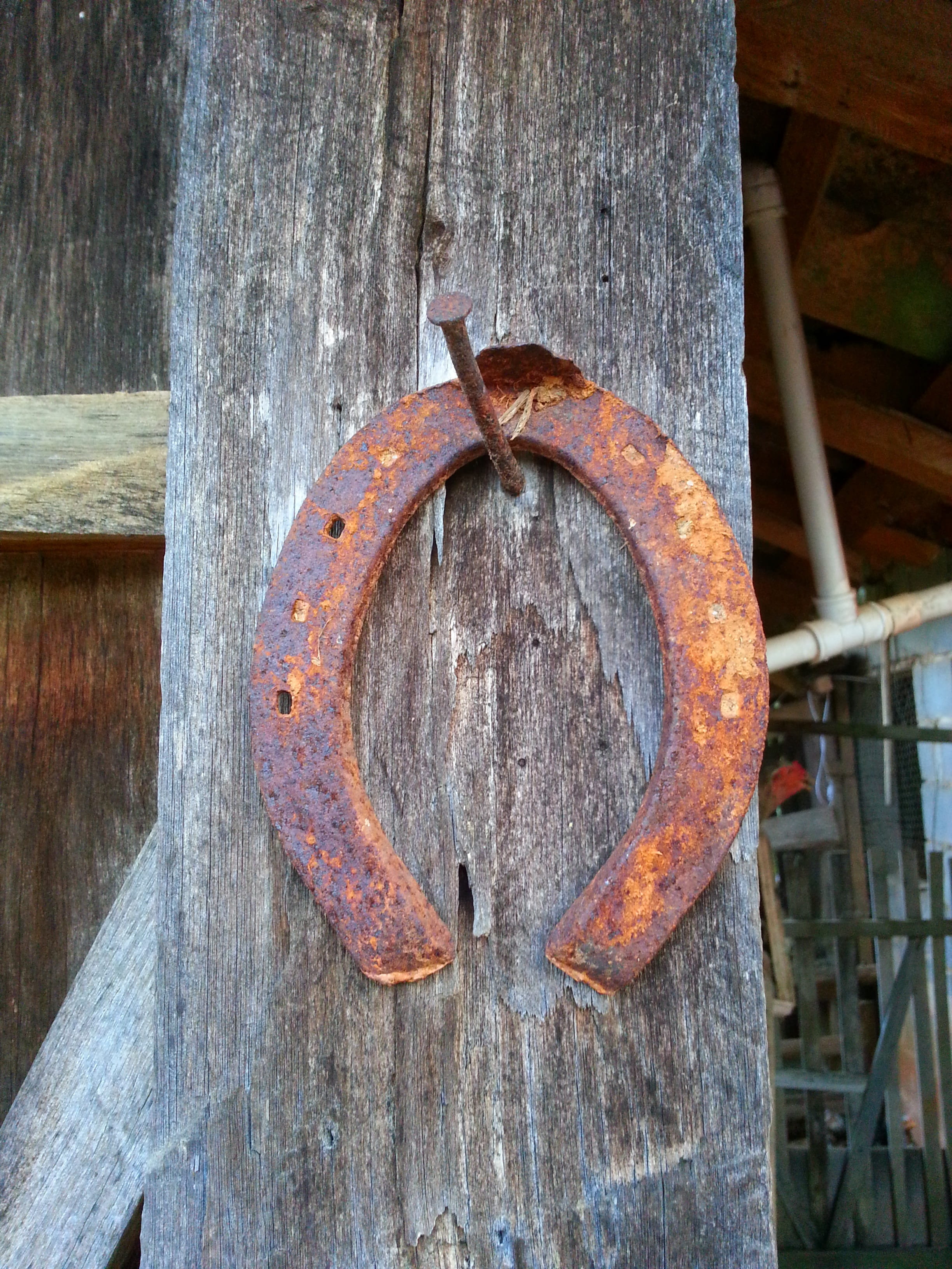 shape, suspended, Luck, wood, rusty, Rust, damaged, metal, wood - material, weathered, Amulet, decline, deterioration, farm, textured, day, circle, abandoned, Phone HD Wallpaper