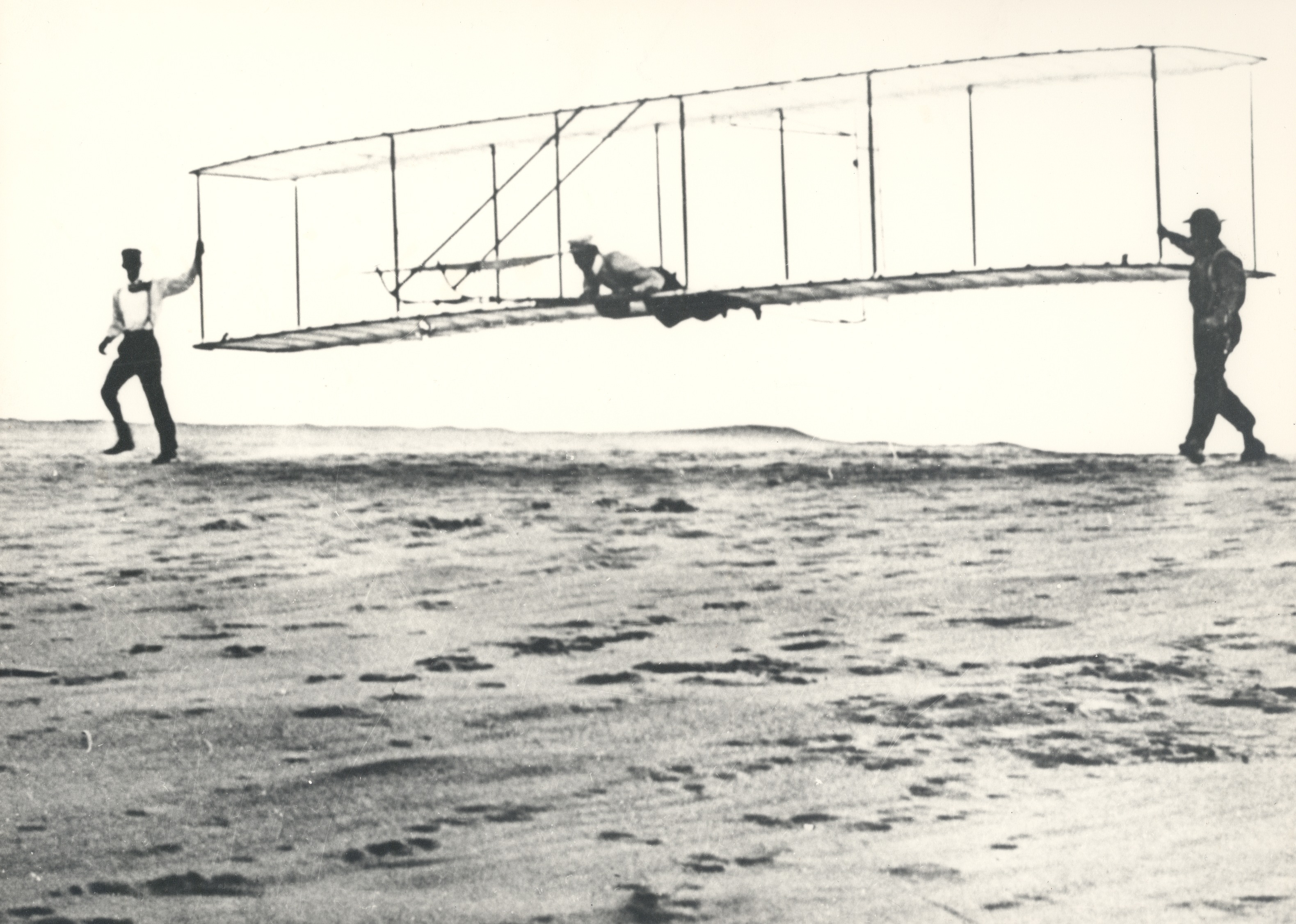 land, 1902, photo, walking, attempt, sea, full length, sky, take off, flight, orville wright, technology, three, historically, aircraft, day, paraglider, HD Wallpaper