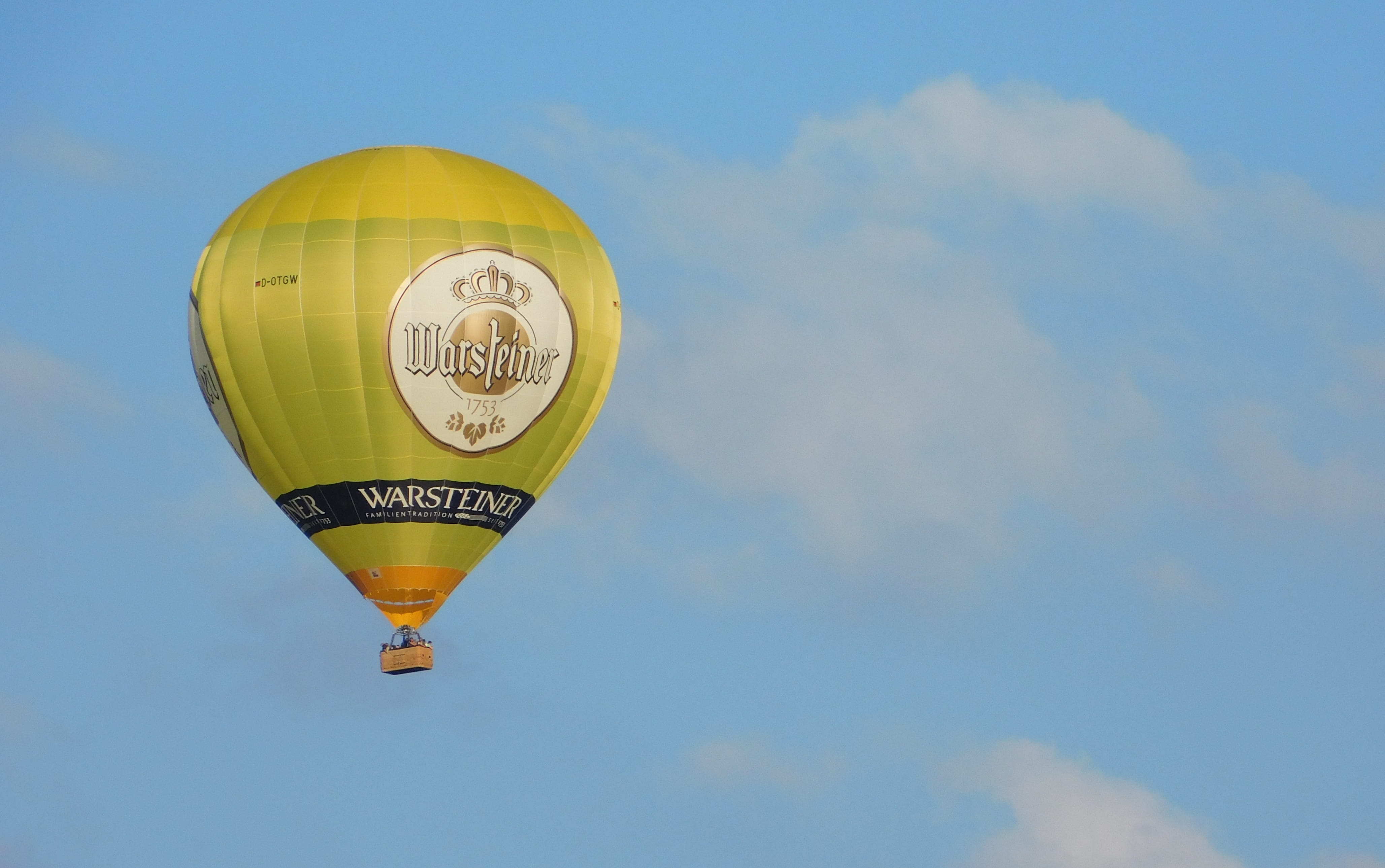 celebration, adventure, blue sky, blue, mid-air, warsteiner advertising, low angle view, Float, outdoors, cloud - sky, yellow, Hot Air Balloon, nature, HD Wallpaper