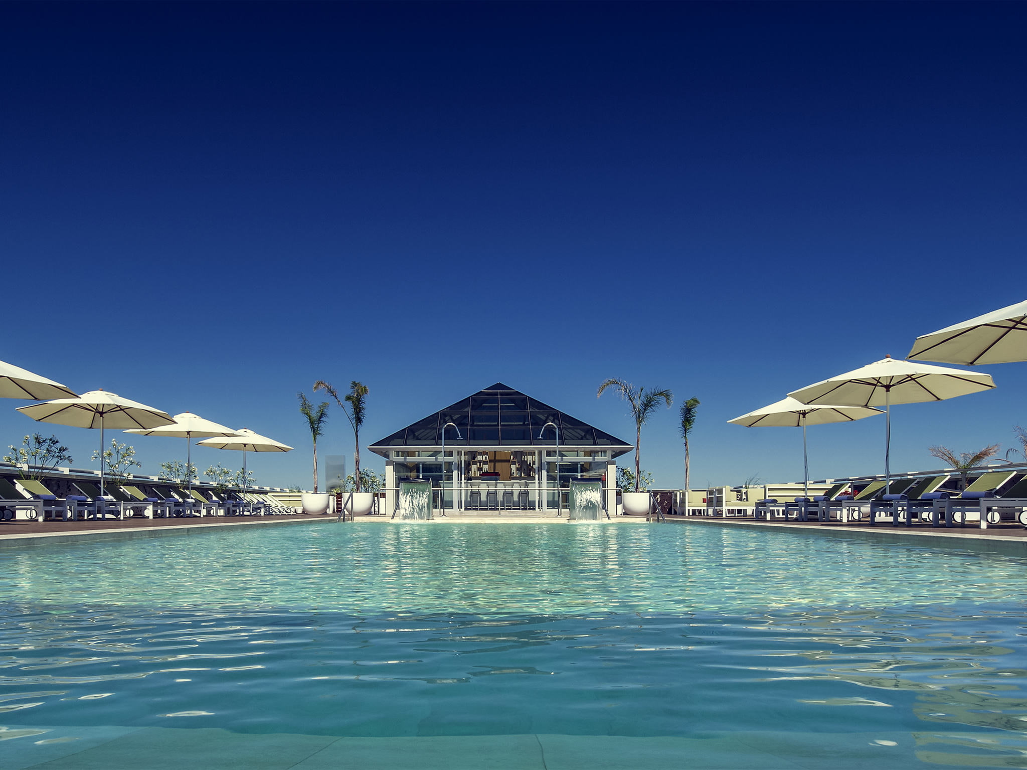 sea, travel destinations, parasol, outdoors, luxury, blue, sky, house, built structure, swimming pool, 1080P, clear sky, Santa Rosa, building, tourist resort, HD Wallpaper