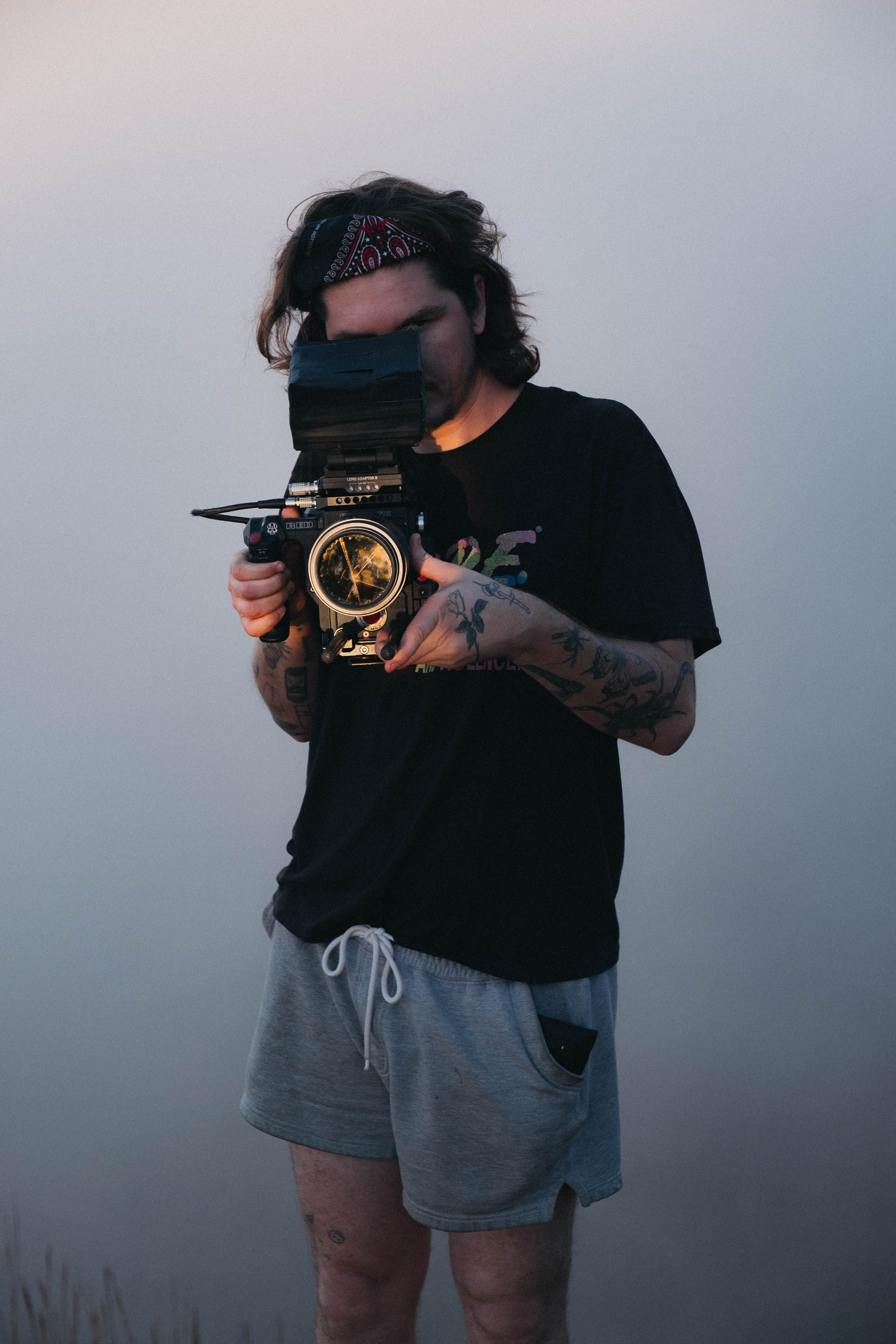 technology, man, photographing, apparel, skin, shirt, sleeve, holding, digital camera, filmmaker, red, film, real people, 5K, activity, beard, tatoos, Phone HD Wallpaper