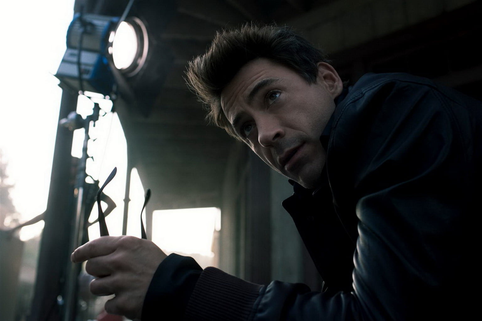 holding, equipment, one Man Only, actor, people, real people, young men, professional Occupation, working, skill, one Person, s, Robert Downey Jr, filming, HD Wallpaper
