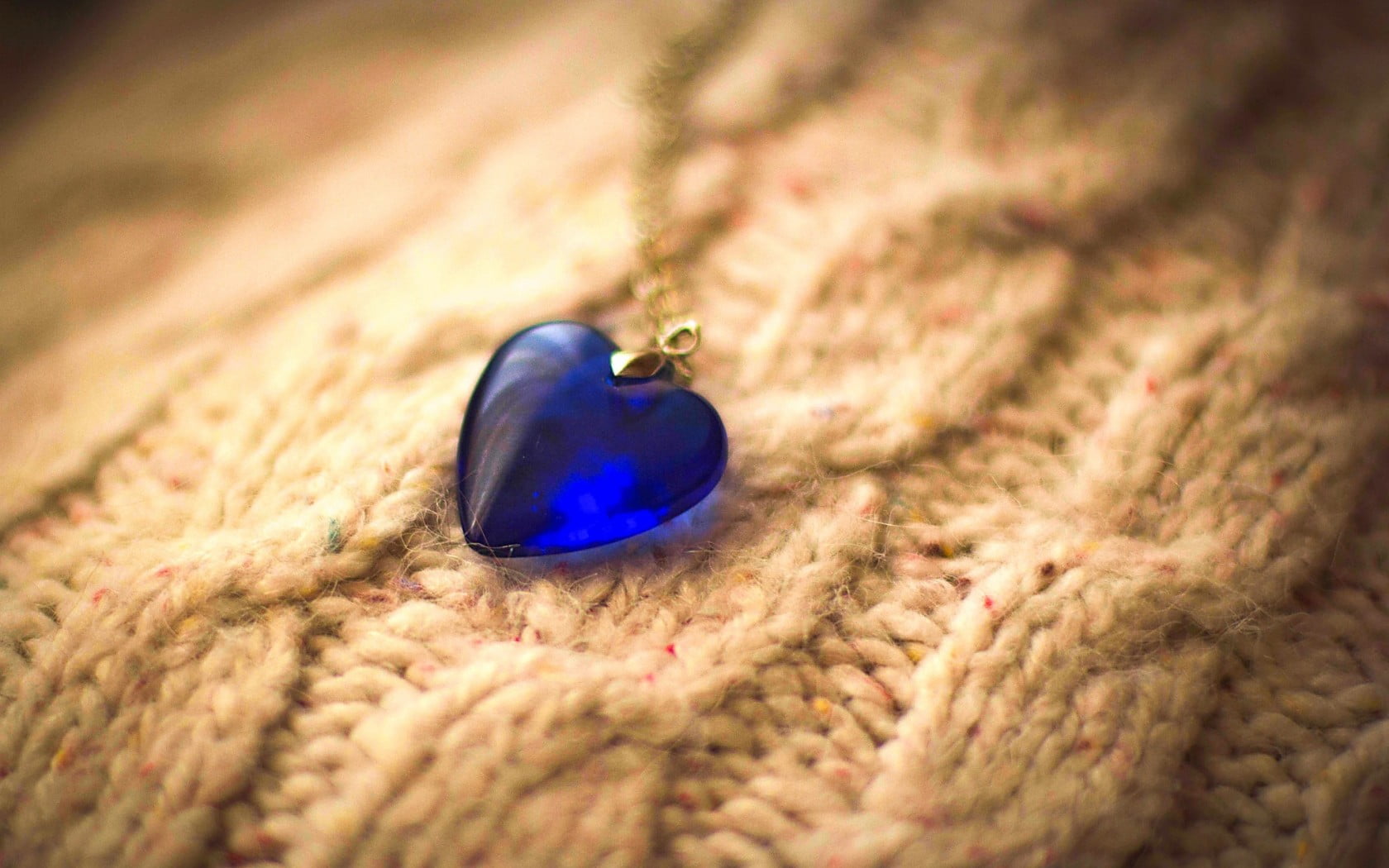 indoors, 720P, art and craft, fashion, no people, purple, close-up, selective focus, pendant, luxury, design, wealth, gemstone, necklace, blue, precious gem, HD Wallpaper