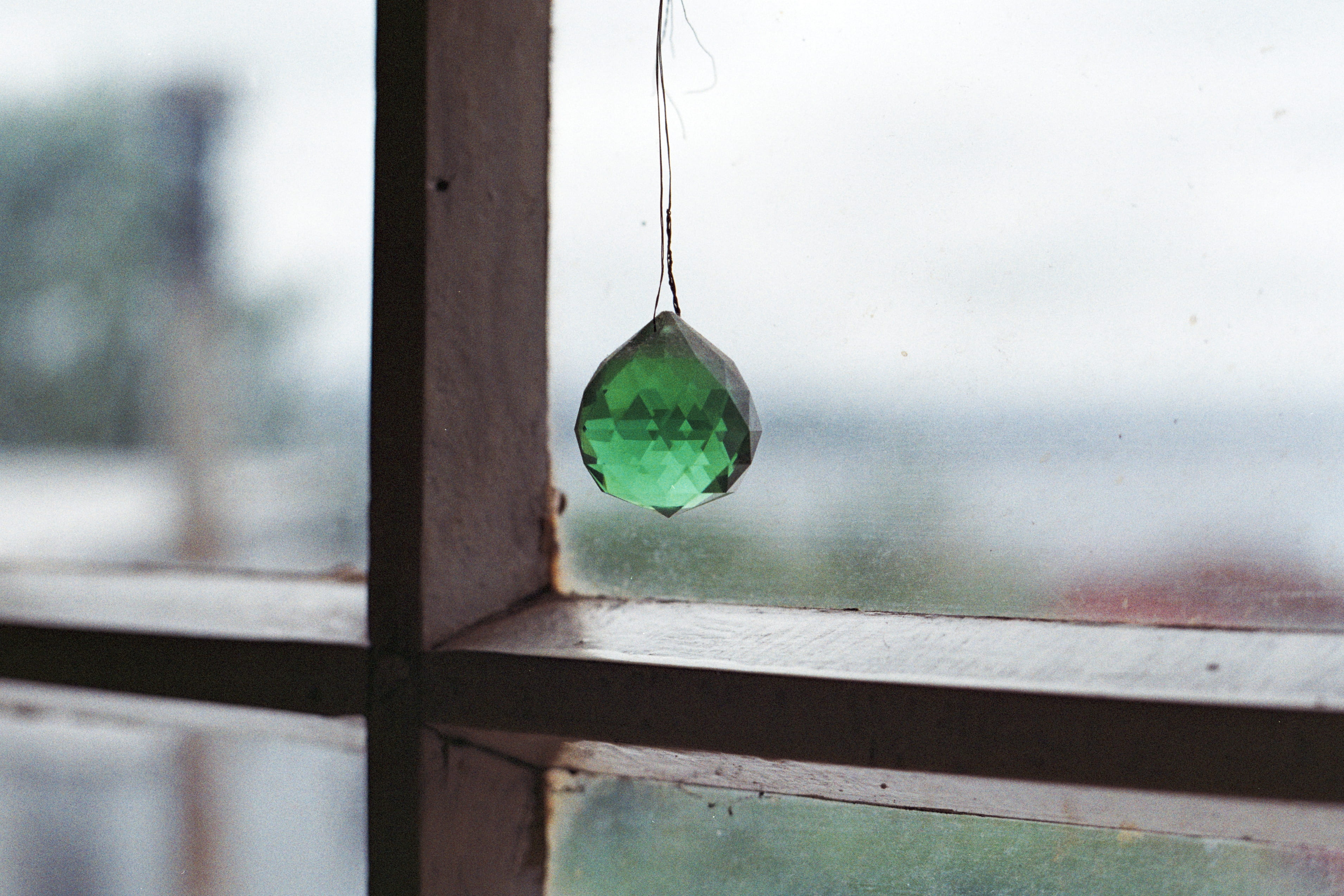 nature, light bulb, clear, green, gemstone, shape, hanging, lighting equipment, stone, reflection, decoration, 2K, outdoors, photo, near, day, window, HD Wallpaper