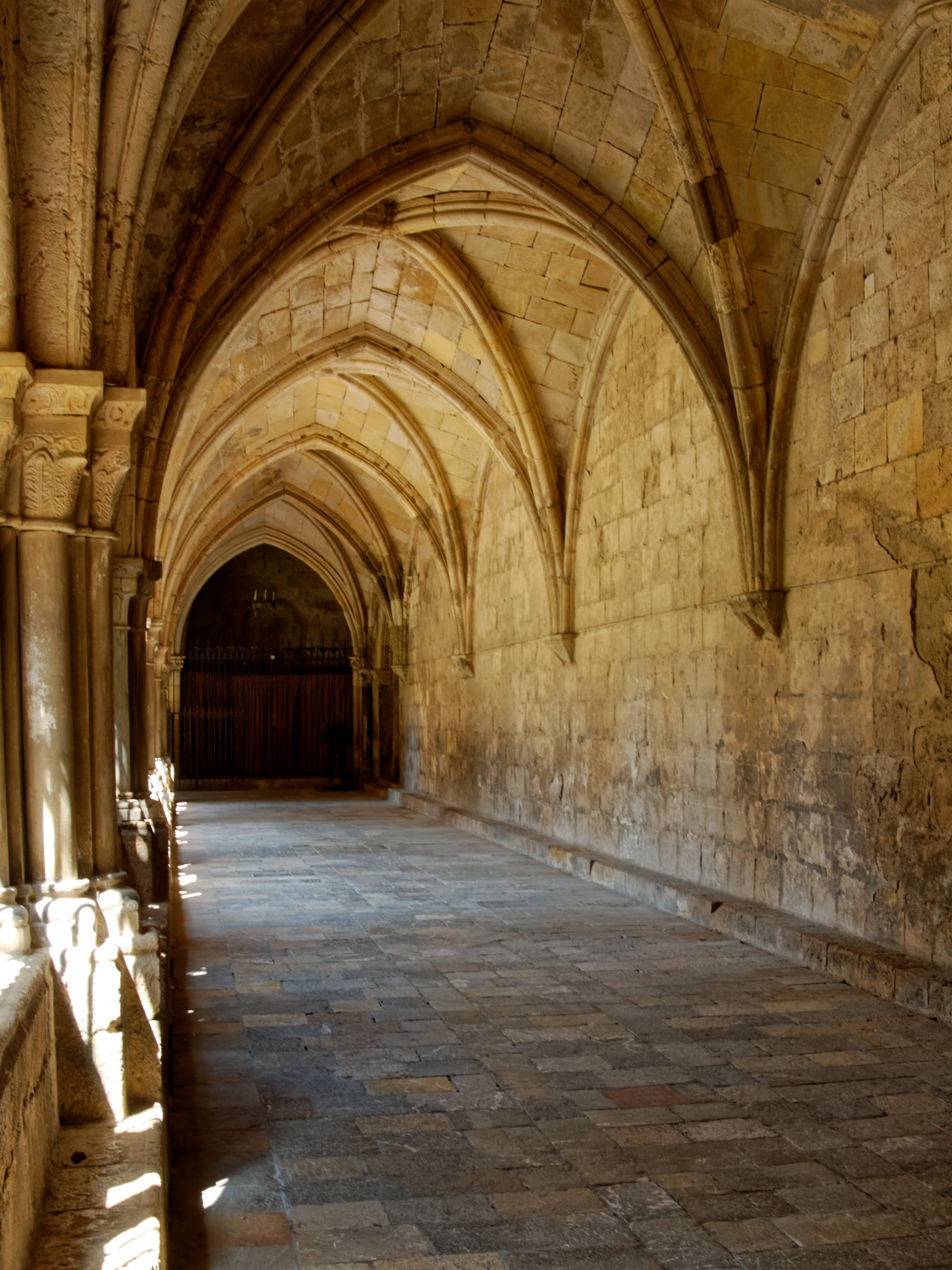 spain, building, church, indoors, catalonia, cloister, absence, day, the past, 2K, corridor, architecture, wall - building feature, arch, ceiling, ornate, Phone HD Wallpaper