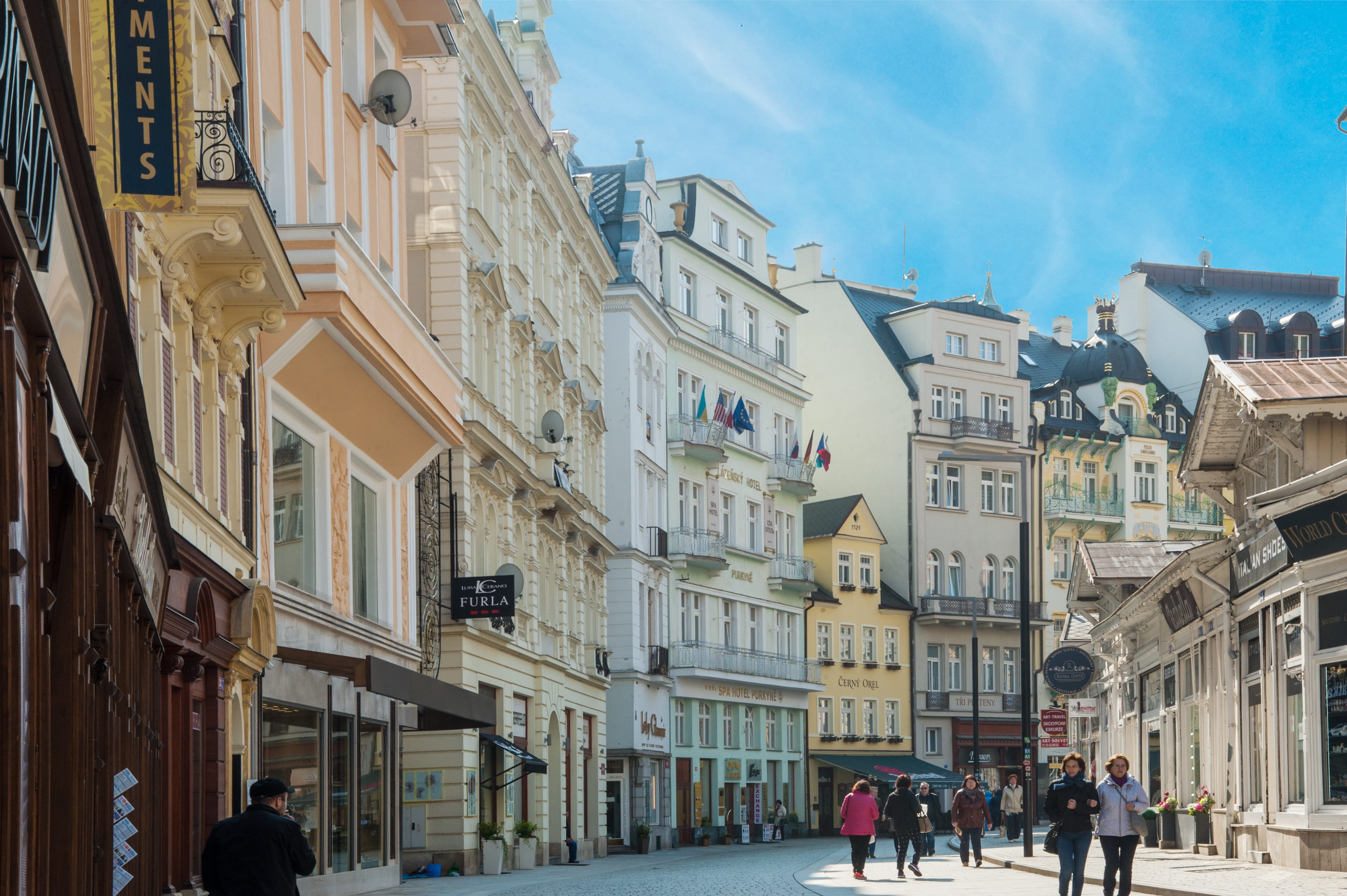 real people, street, nature, adult, outdoors, 4K, karlovy-vary, group of people, city, women, men, czech republic, building exterior, old town, spa, built structure, HD Wallpaper