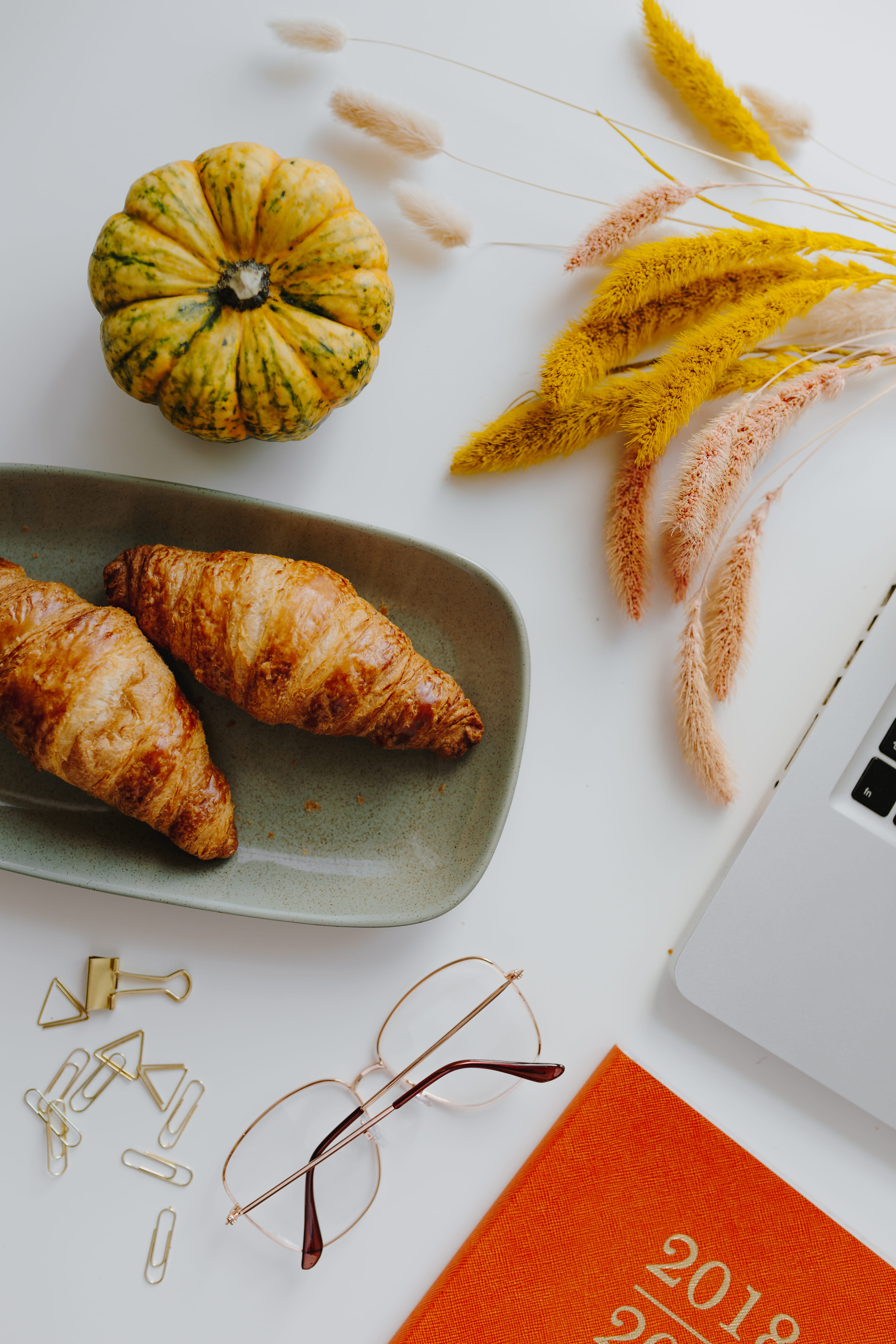 croissant, october, food and drink, group of objects, macbook, laptop, healthy eating, student, ready-to-eat, september, directly above, fall, close-up, Phone HD Wallpaper
