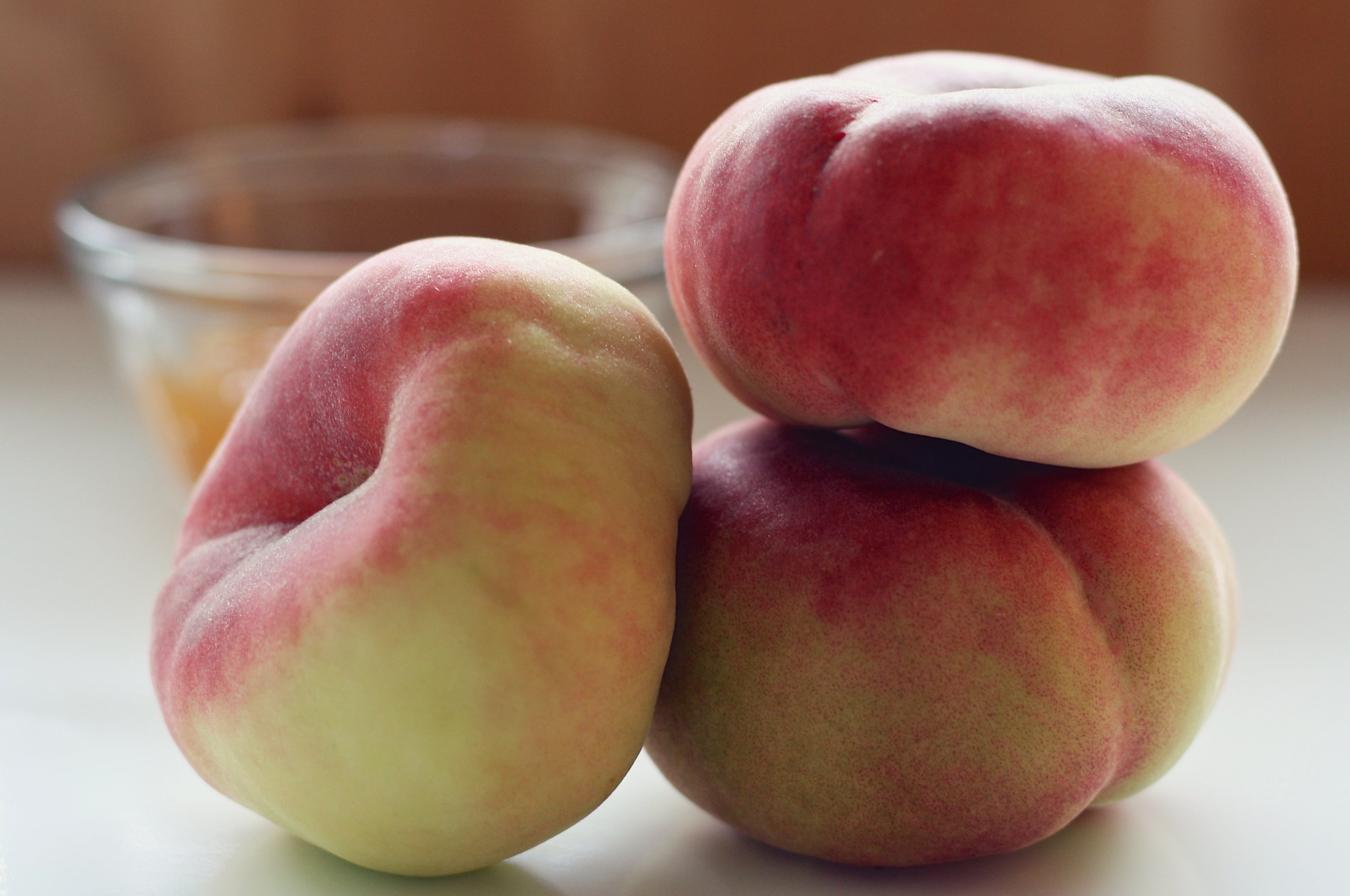 healthy eating, wellbeing, focus on foreground, table, ripe, peaches, day, medium group of objects, 2K, fruit, fruits, close-up, still life, freshness, HD Wallpaper